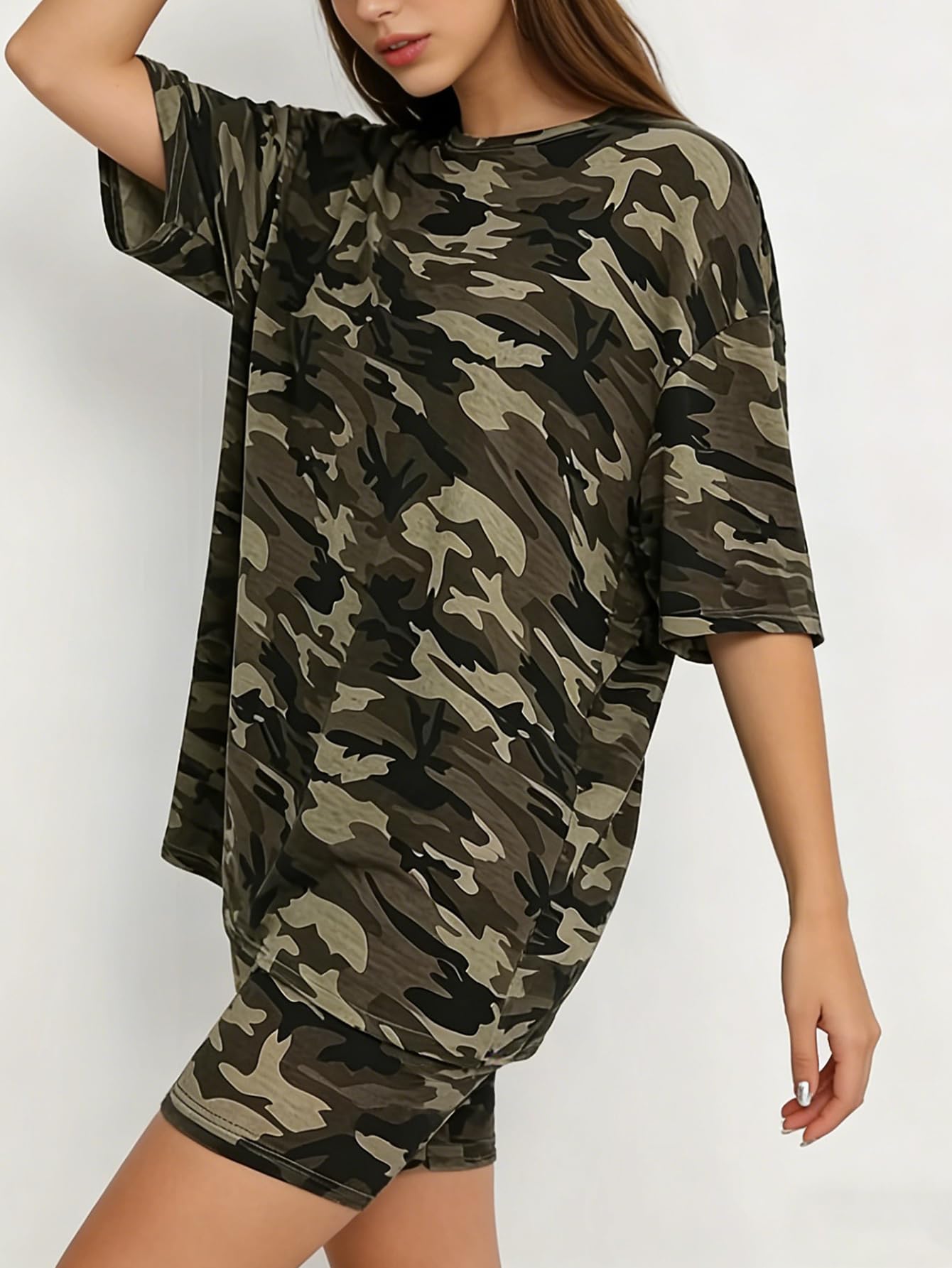 Conjunto de 2 piezas con estampado de camuflaje para mujer, camiseta de manga corta de gran tamaño y pantalones cortos de motociclista — view 4