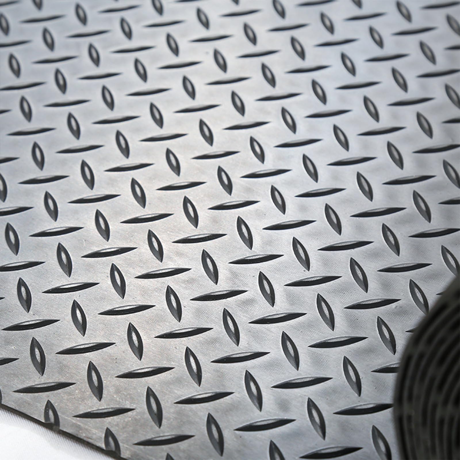 Tapis de sol de garage en caoutchouc pour éviter taches et glissades