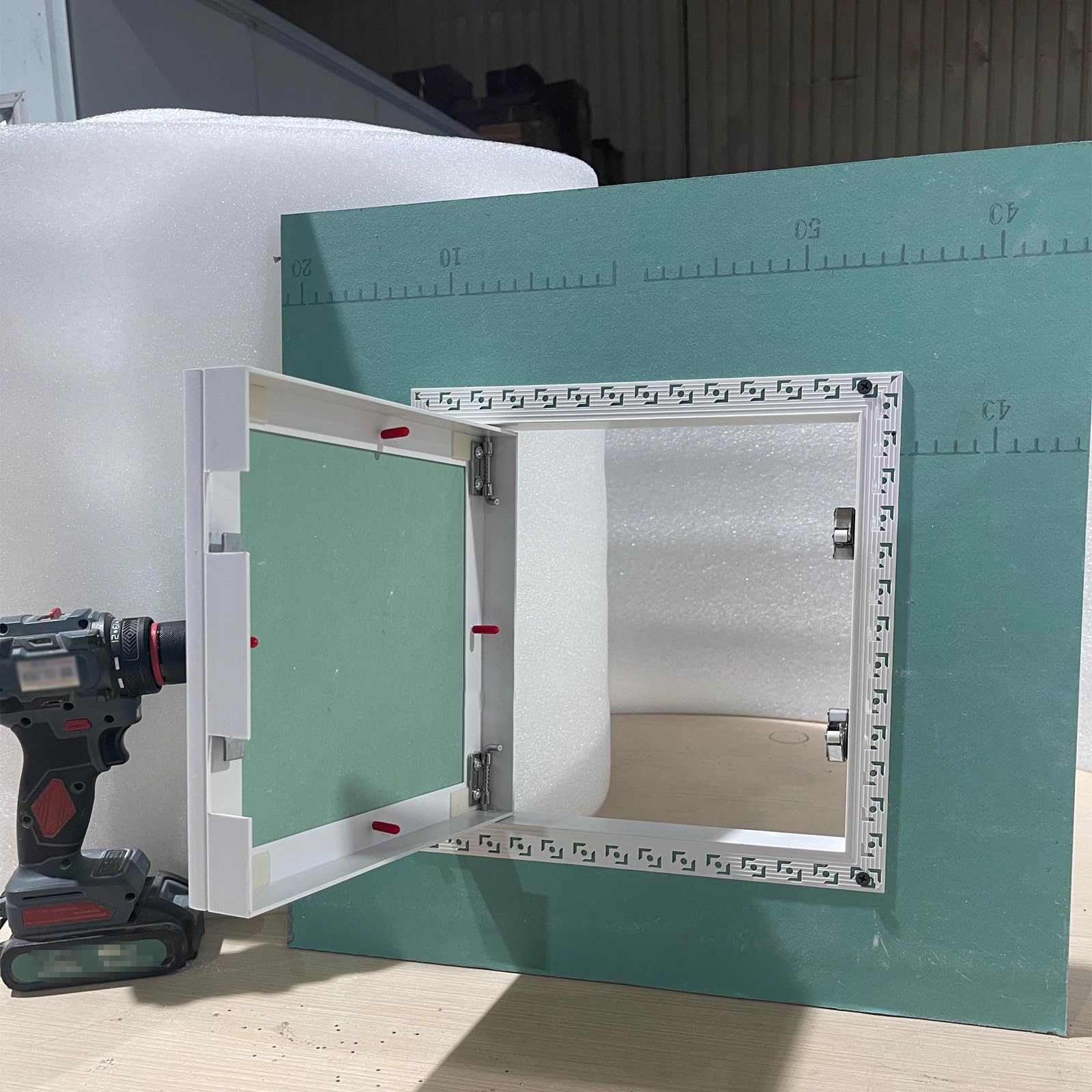Plastikowy panel dostępu do płyt kartonowo-gipsowych 25 x 25 cm konstrukcja składana rama do malowania, idealna do wodomierzy i gazomierzy, materiał płyty gipsowo-kartonowej, łatwy montaż