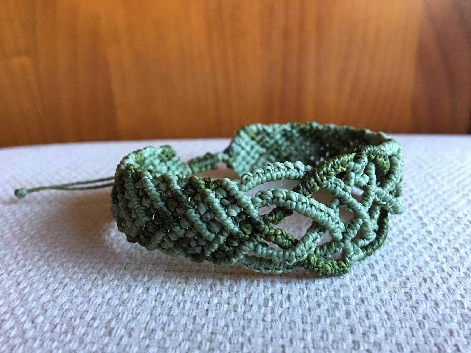 Pulsera para hombre (mínimo 20 cm. muñeca), tipo celta,hecha a mano con hilo encerado en dos tonos de verde.Ajustable