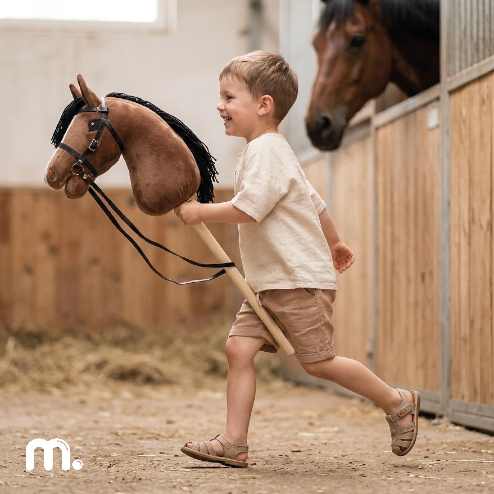 mamabrum Hobby Horse Braun Steckenpferd Kinder 68 cm | Steckenpferd mit Holzstab, verstellbarem Zaumzeug, abnehmbaren Zügeln und langer Mähne für Rollenspiele.