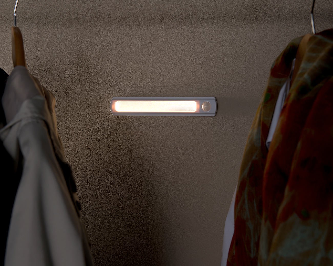 DA LIGHT LED Lampe de Placard, 8W 620Lm 4000K Lumière d'Armoire, avec capteur infrarouge, Éclairage Blanche Neutre pour Armoire/Cuisine/Cabinet, 573mm DA LIGHT LED Lampe de Placard, 8W 620Lm 4000K Lumière d'Armoire, avec capteur infrarouge, Éclairage Blanche Neutre pour Armoire/Cuisine/Cabinet, 573mm