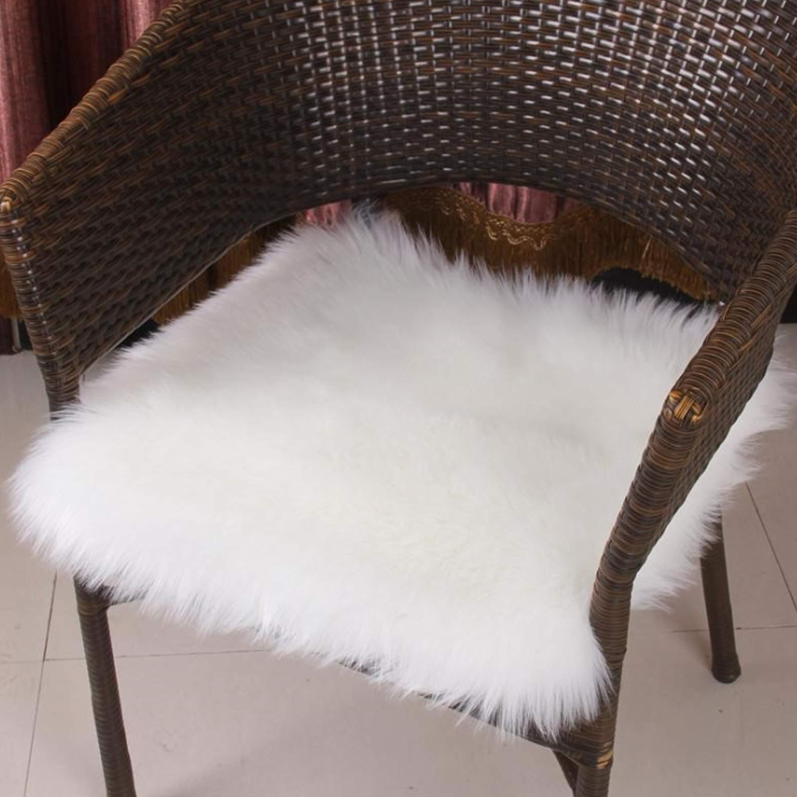 Coussin de siège fausse fourrure contre la dureté des chaises de bureau et douleurs d'assise