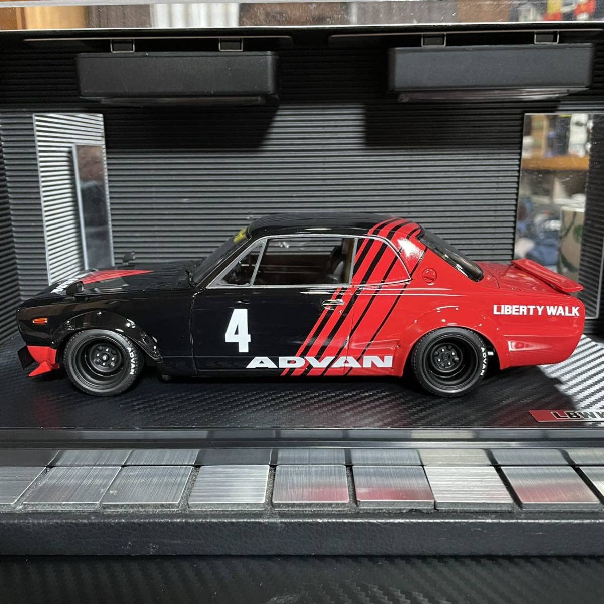 Amazon.co.jp: イグニッションモデル 1/18LB-WORKS ハコスカBlack/Red