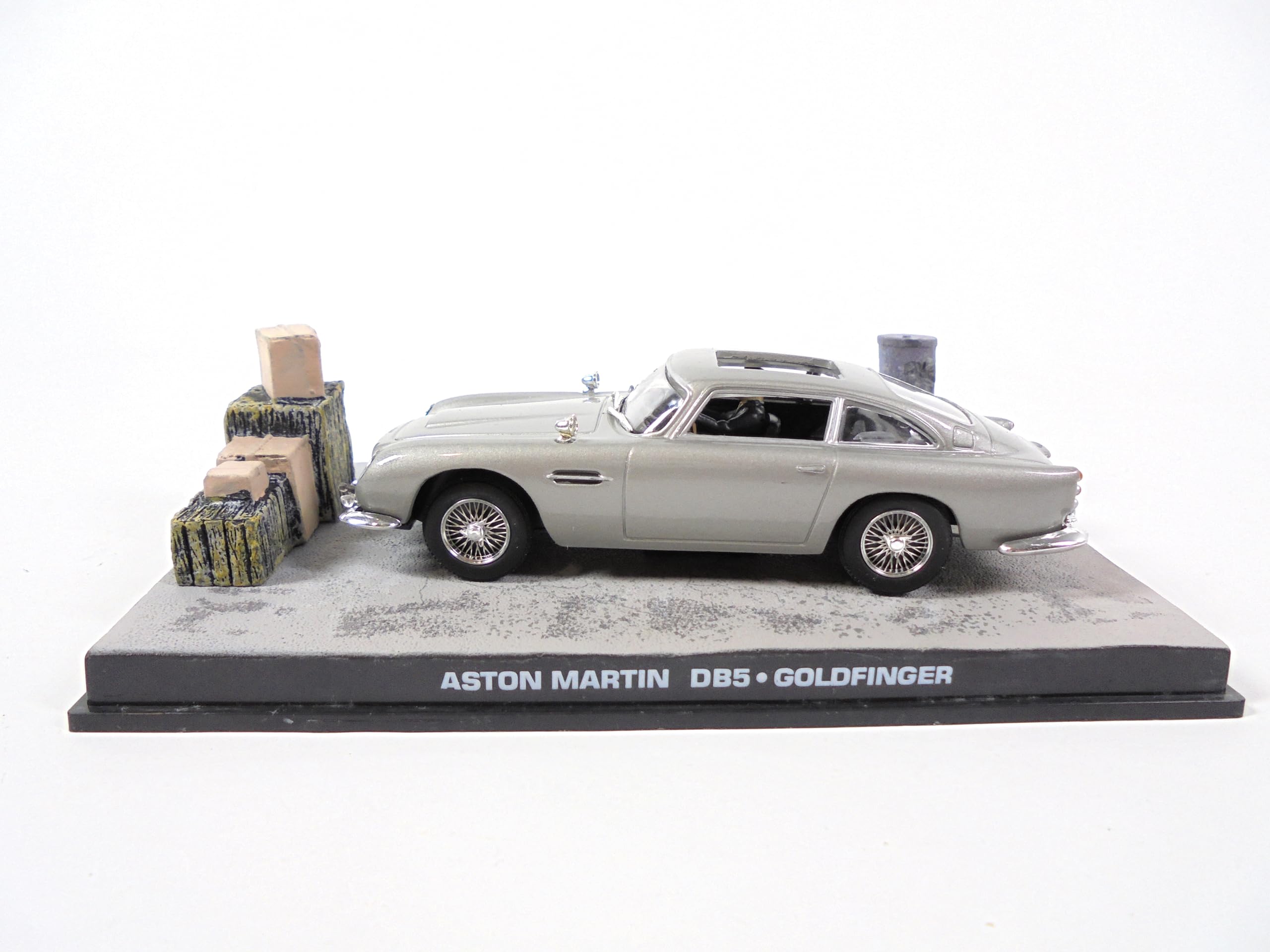 OPO 10 - 1/43 Scale Car Compatible with Aston Martin DB5 as seen in the movie Goldfinger - DY025, Multicolor - Image 2