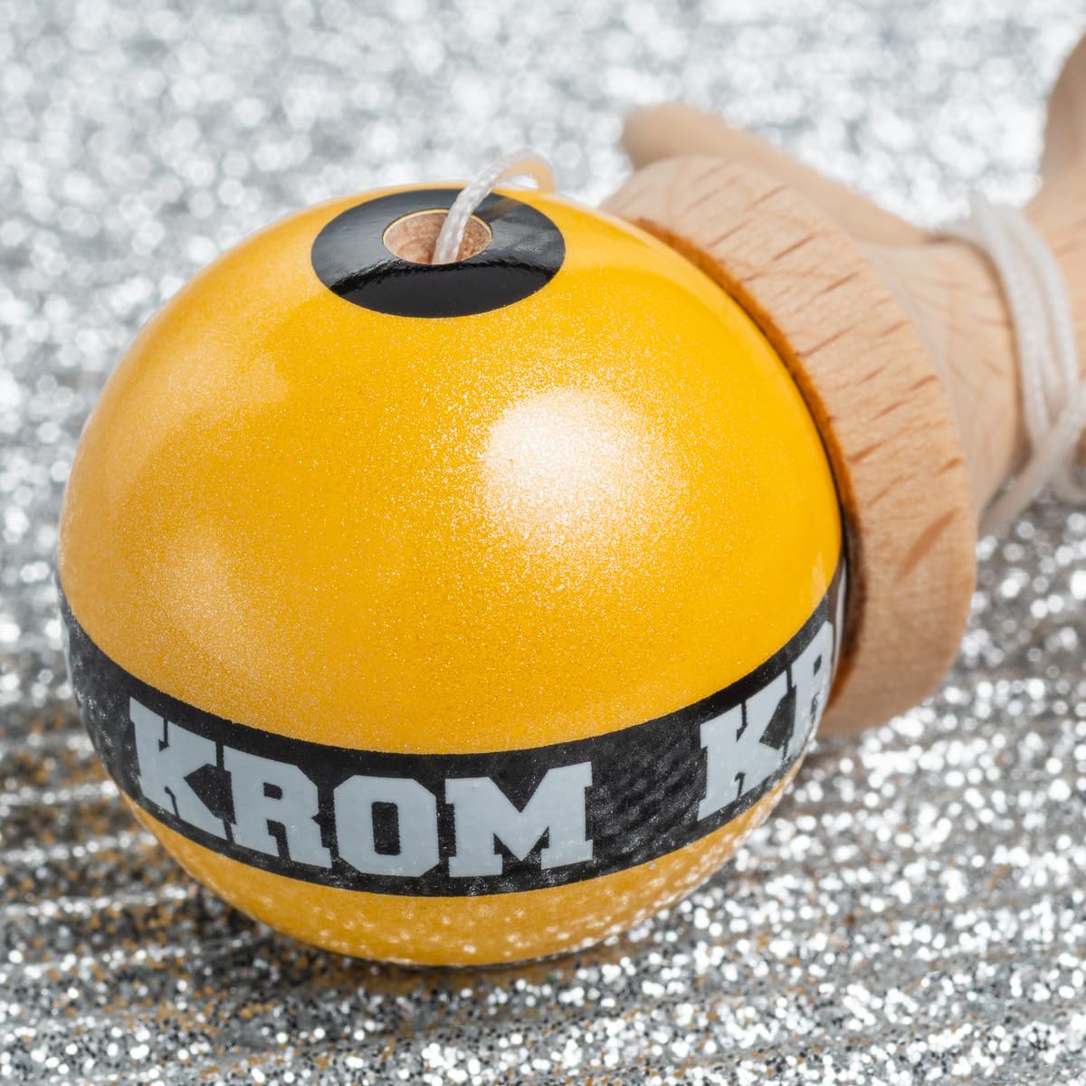 KROM Kendama Micro Amarillo – Mini Kendama de Madera de Haya – Totalmente jugable – Tamaño de Bolsillo – para Principiantes y Profesionales