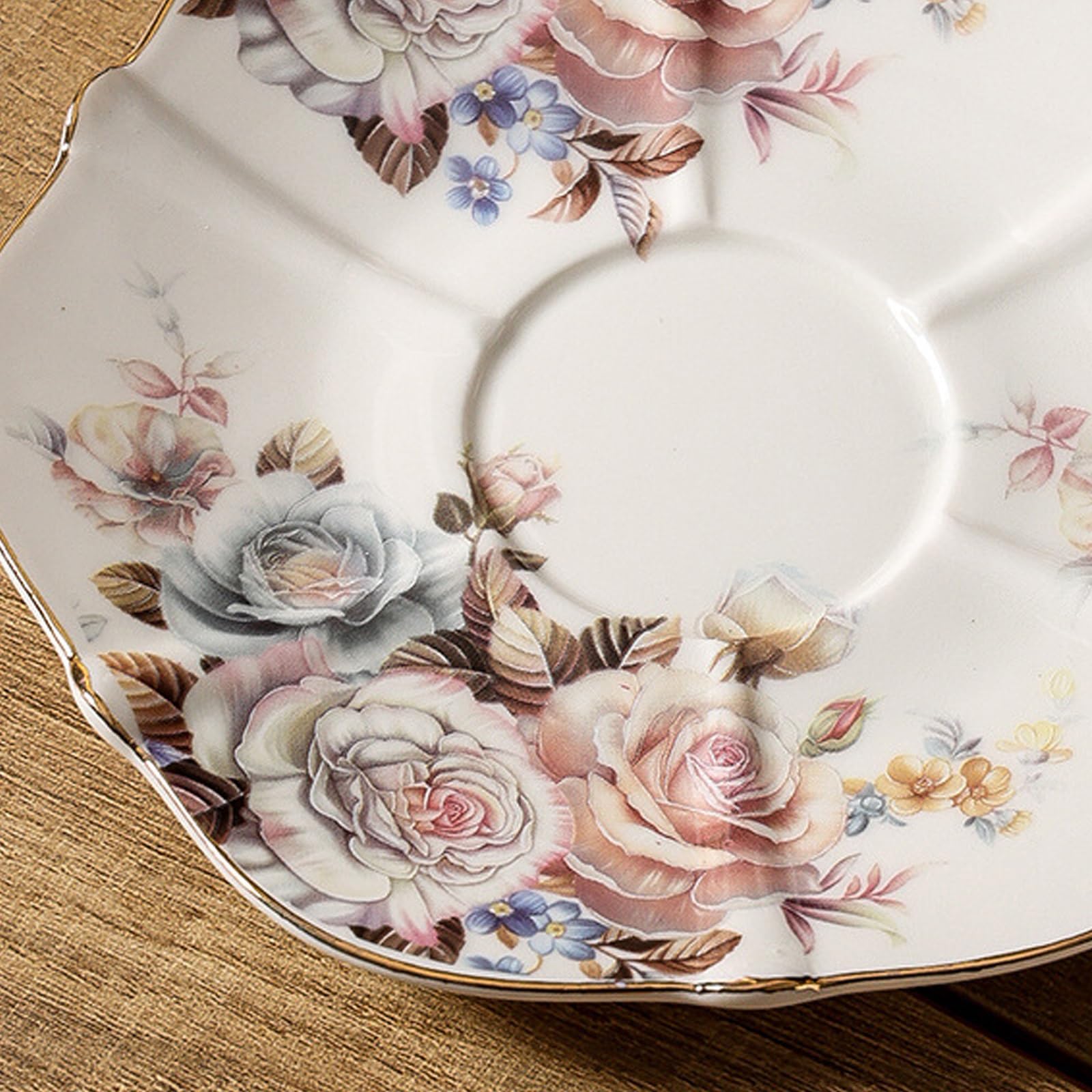 Zestaw ceramicznych filiżanek i spodków do kawy | Dekoracja kuchni: Zestaw filiżanek i spodków do kawy z kwiatowym wzorem w róże
