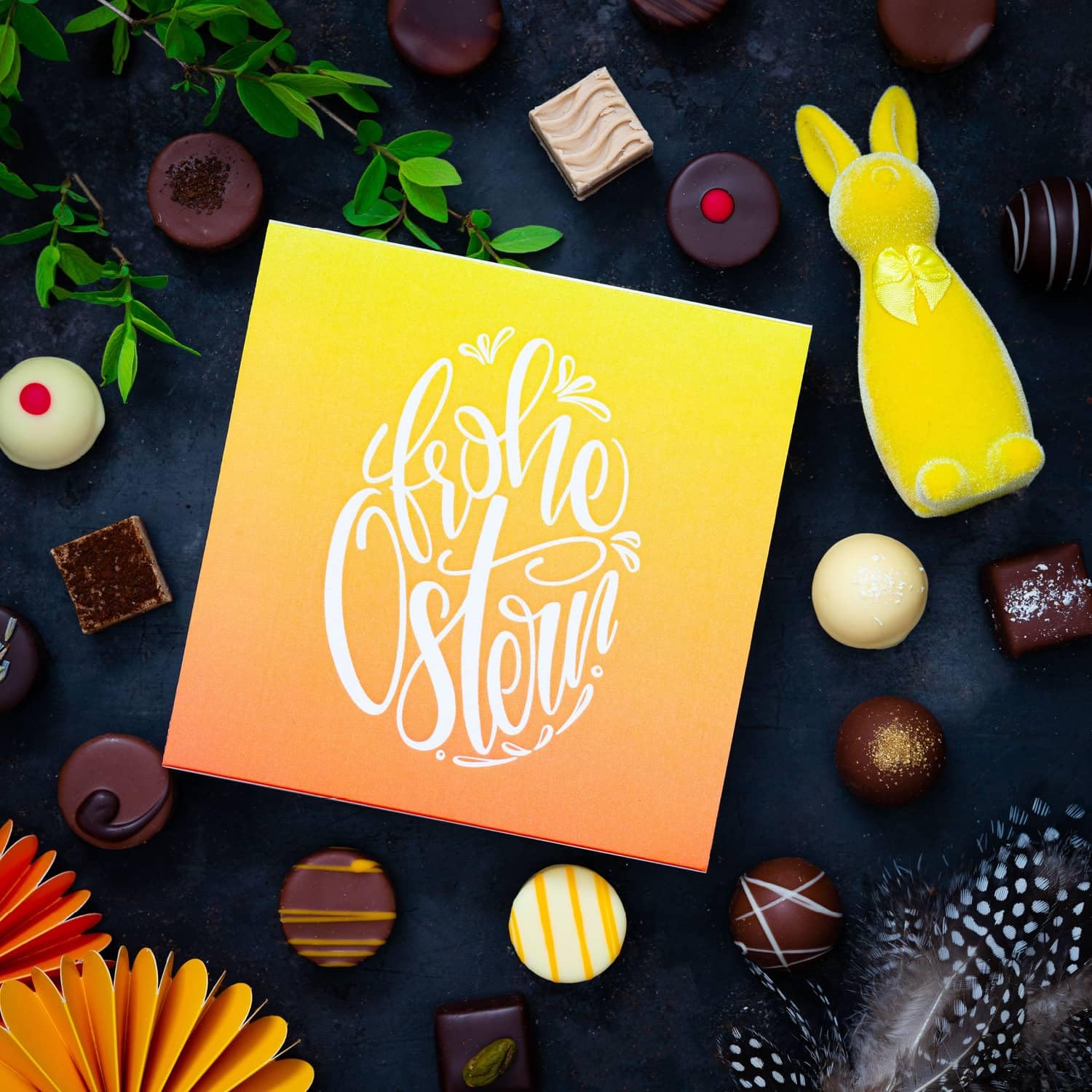 Hallingers Genuss Manufaktur Feinkost Oster-Geschenk-Set - XL-Geschenkkorb "Easter Bag pink..." großes Osternest 1 Schokoladen-Tafel, 9 Trüffel & 20 Pralinen-Ostereier, Ostern Körbchen für Frauen