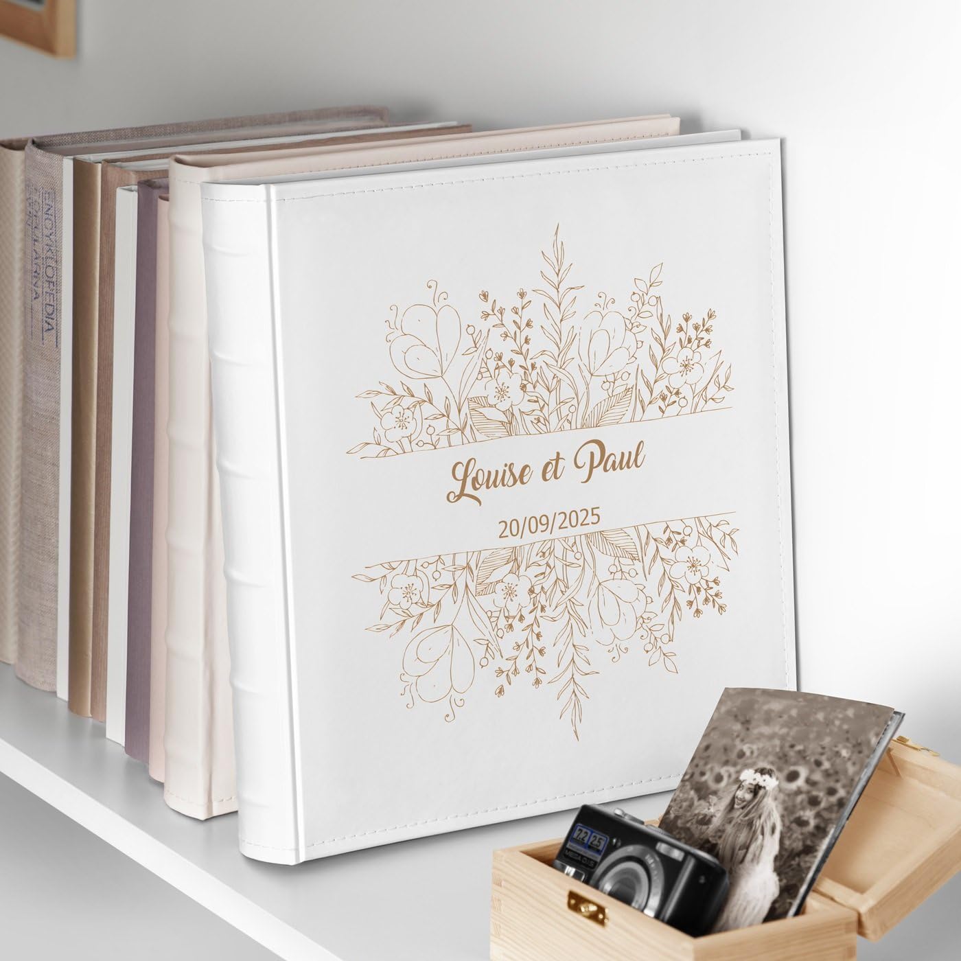 Maverton Album à 500 Photos avec couverture - cadeau personnalisé pour couples - Livre Photo pour mariés - Album photo pochette livre en cuir blanc - cadeau mariage - souvenir - fiancailles 2