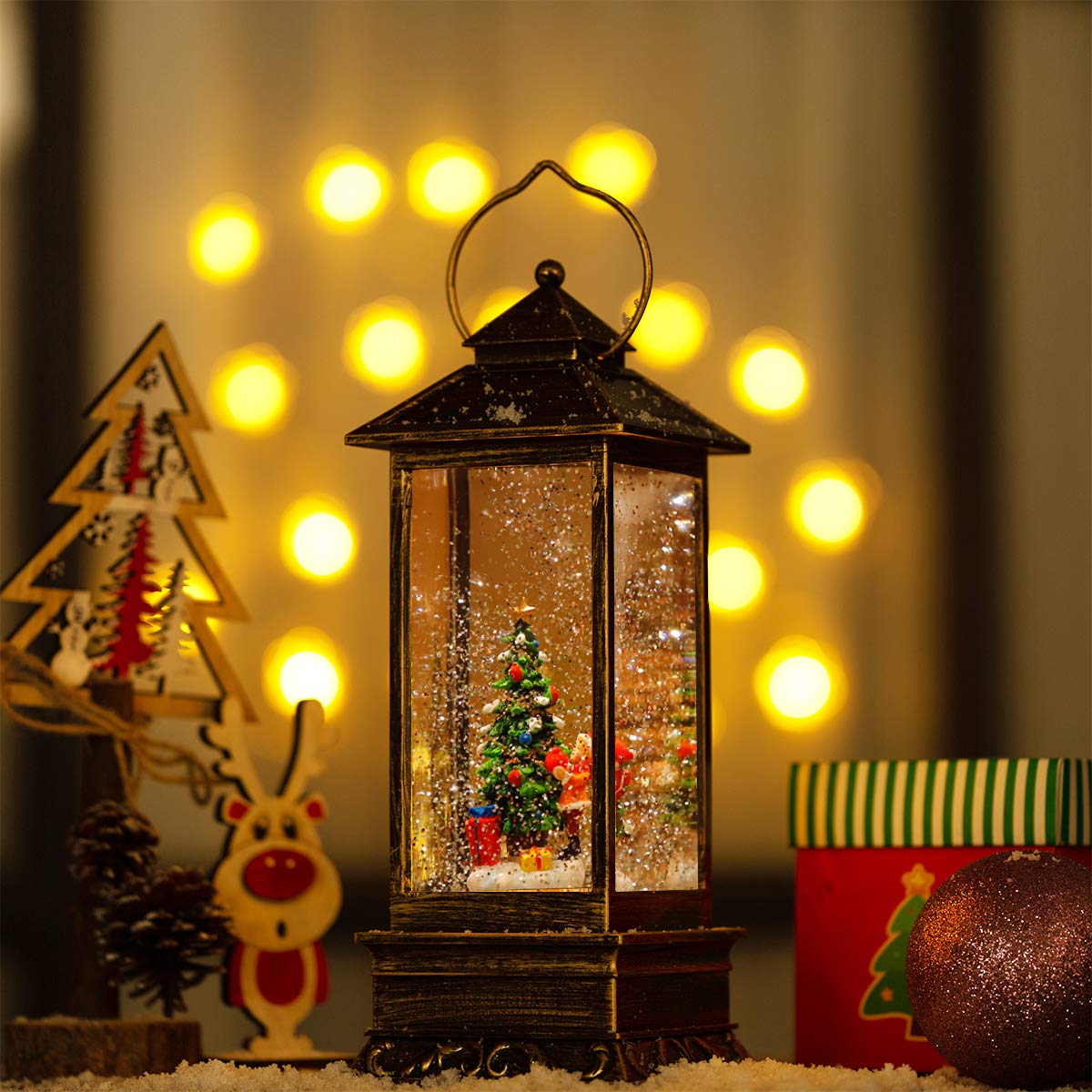 Kerstversiering, kerstlantaarns, kerstcadeaus, sneeuwbol, vintage, thuis, geschikt voor feest, bruiloft, binnen, buiten, terras, sprankelend met muziek zingen