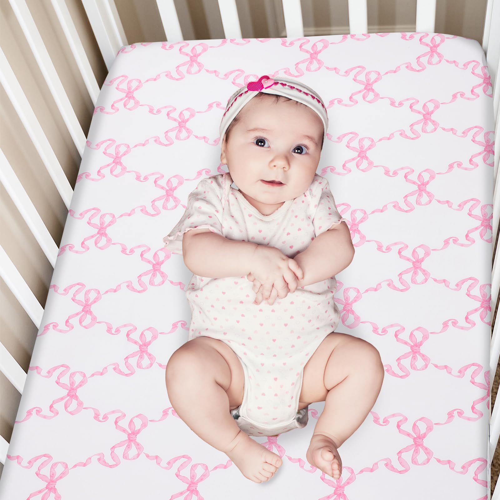 Hahafelt Juego de ropa de cama de 3 piezas para cuna de bebé, coqueta con lazo rosa, para niñas, coqueto, lazo de corazón rosa, incluye edredón, sábana bajera ajustable y falda