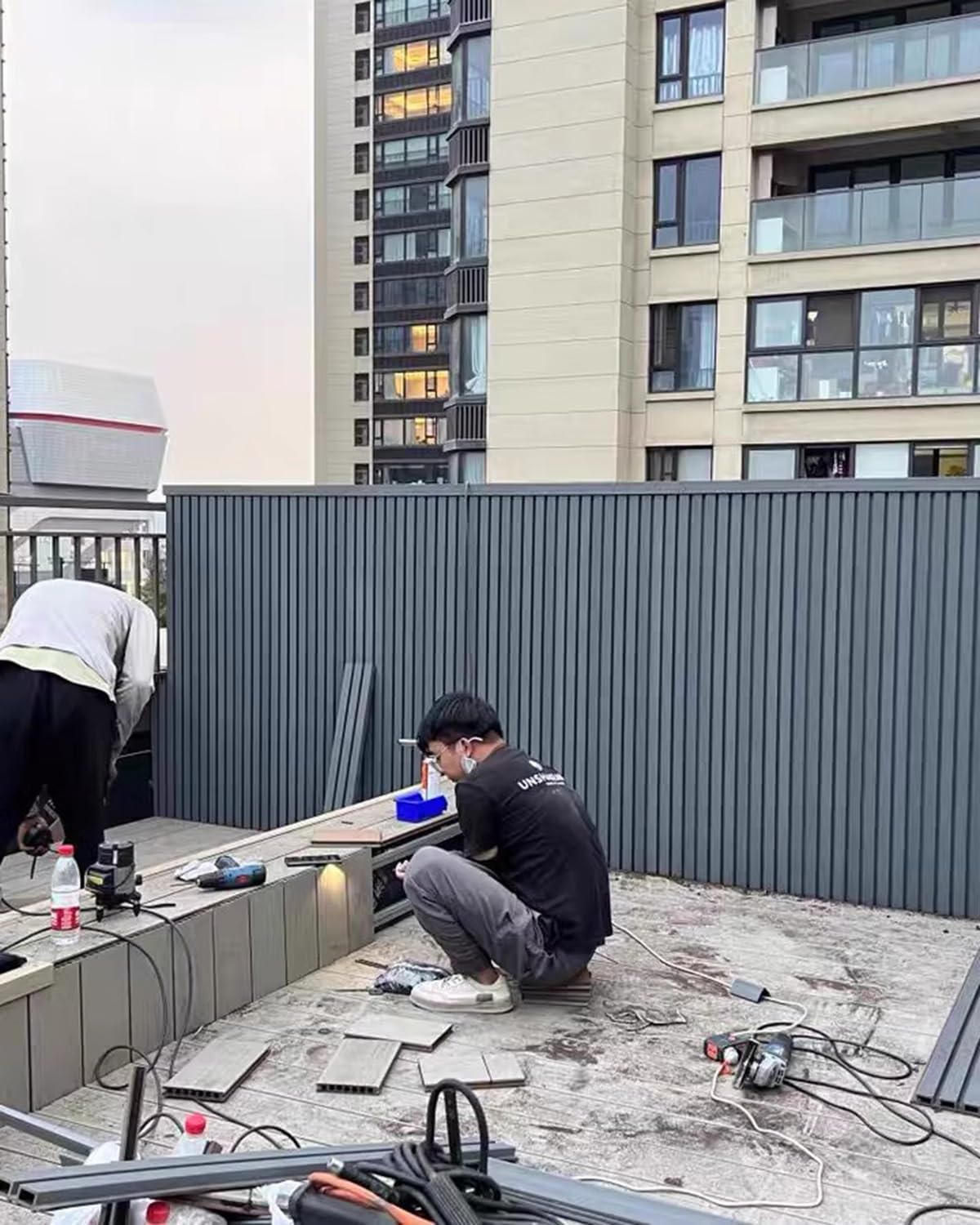 Séparateur de jardin en composite autonome à lattes pour aménager une terrasse moderne