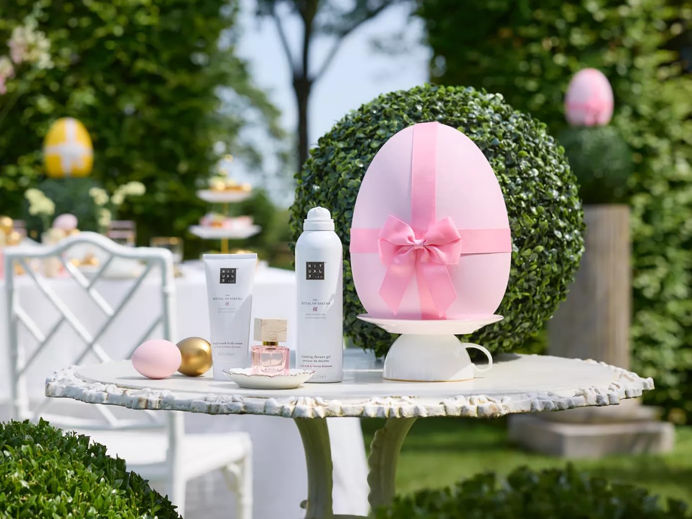 The Ritual Of Sakura Rituals Easter Egg Limited Edition: Żel pod prysznic 200 ml, balsam do rąk 70 ml, woda perfumowana 15 ml, balsam do ust + 1 spodek do herbaty gratis