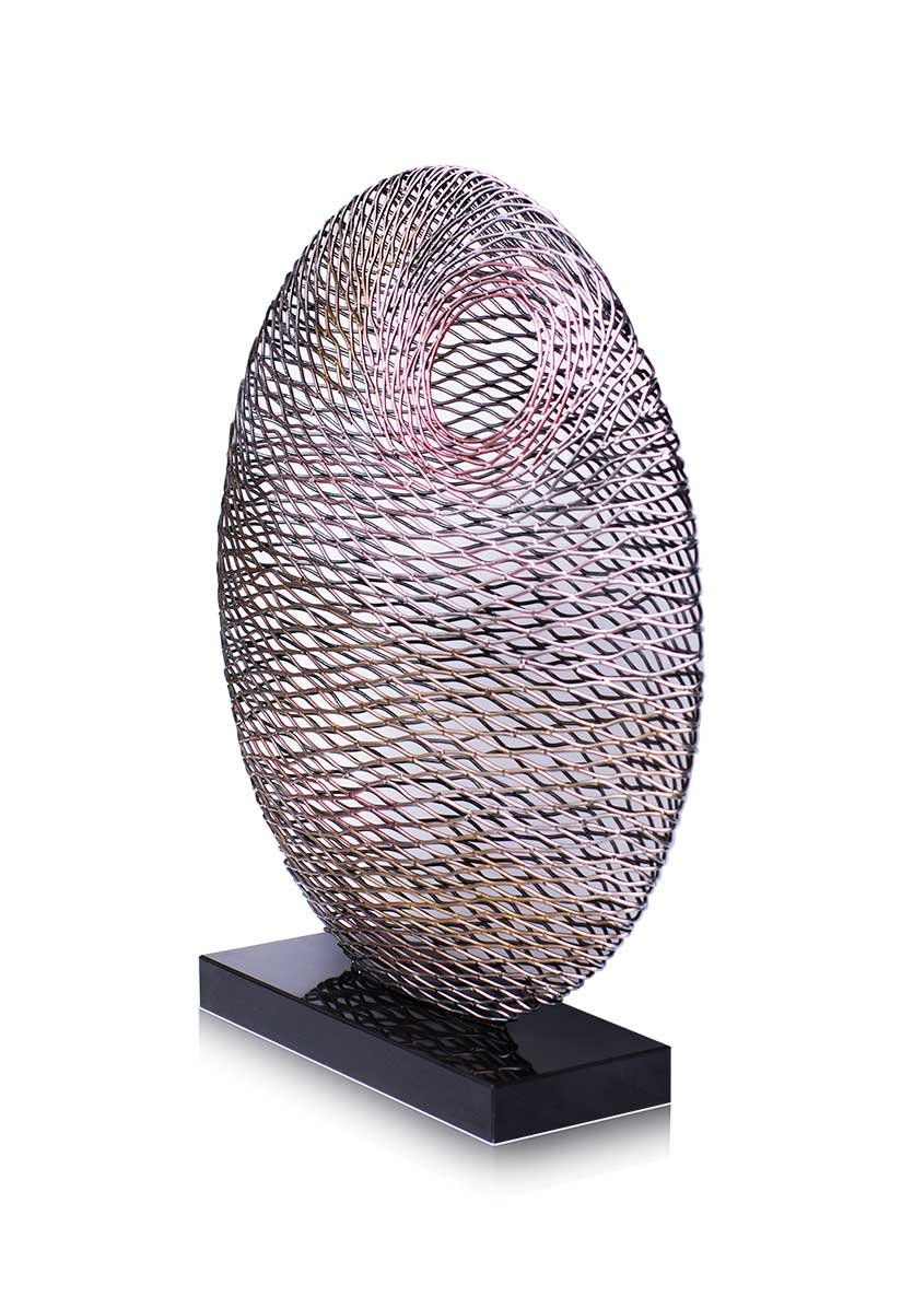 NEUERRAUM Große runde Eisen Skulptur auf Marmorsockel lackiert in Silber, Gold, Rot. H76 cm.