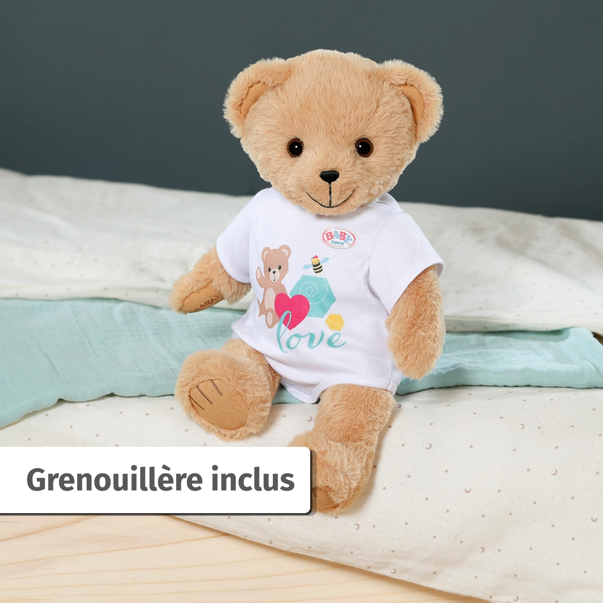 BABY born Teddy Chantant - Ours en Peluche avec Fonction sonore & grenouillère Blanche - Bras et Jambes Mobiles - Convient aux Enfants de 18 Mois et Plus - Chante 5 chansons allemandes de la série