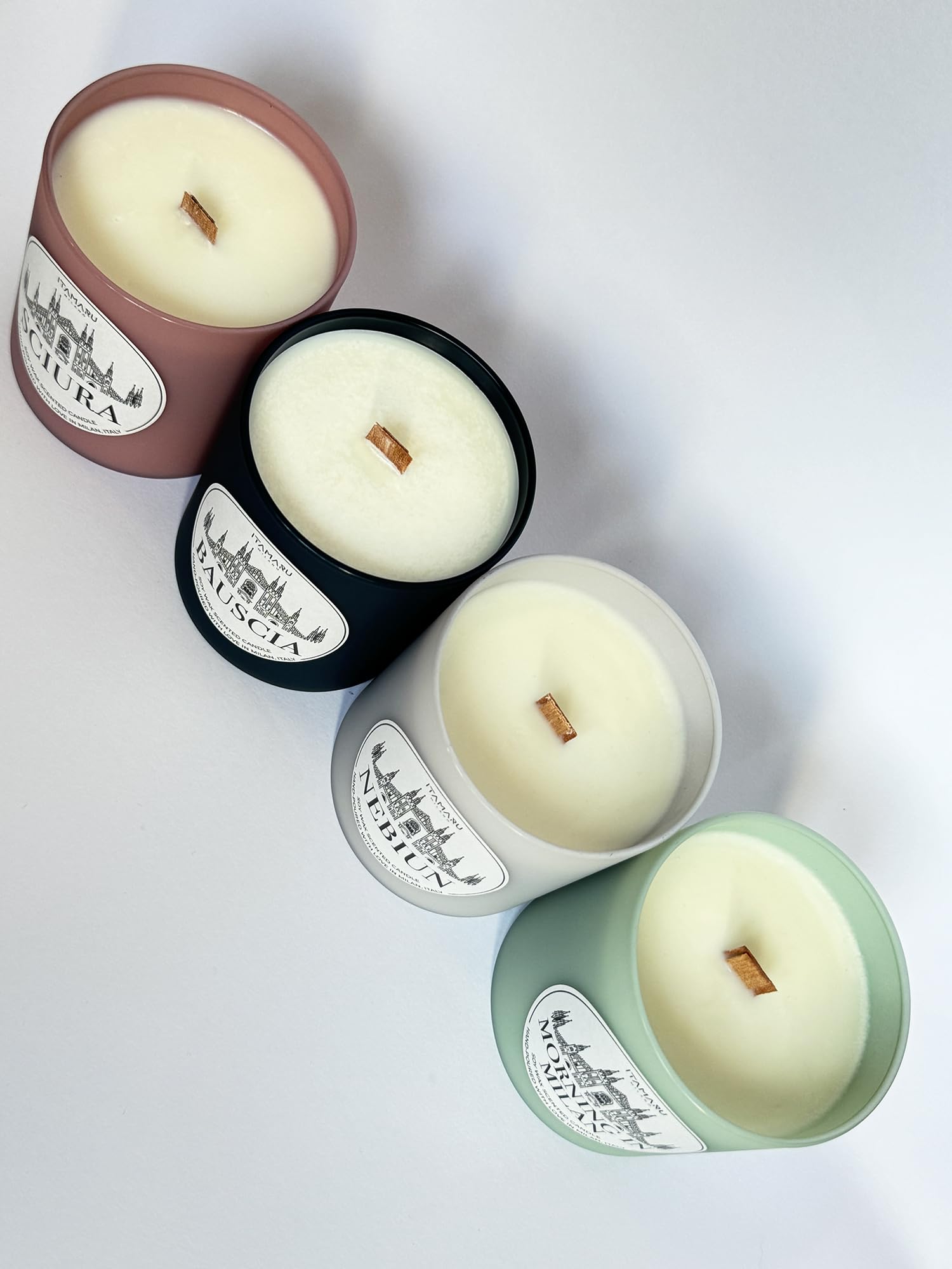 ITAMARU – Candela Profumata Artigianale Morning In Milan, in Cera di Soia 100%, con Stoppino in Legno, Vetro Verde Acqua, 270g – Handmade in Italia | Regalo per Lei | Regalo per Lui