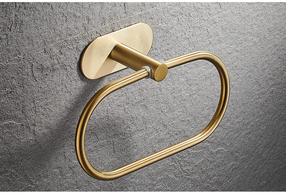 Accessoires de salle de bain dorés pour une routine du matin ordonnée