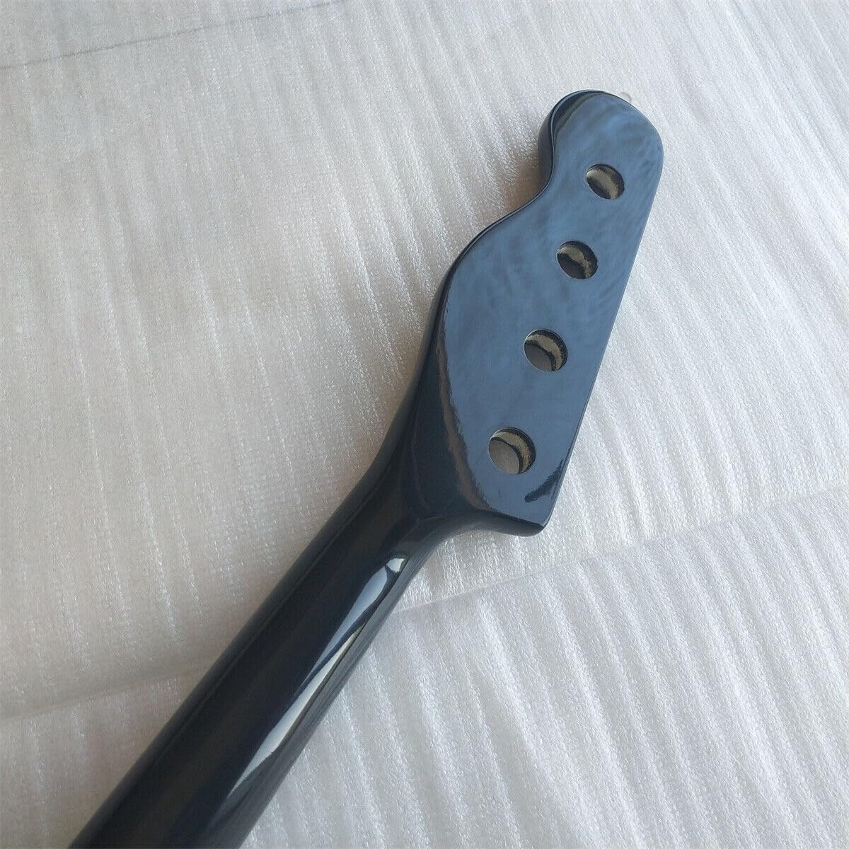 Fretless in acero 20 tasti for basso a 4 corde, manico in palissandro, nero lucido