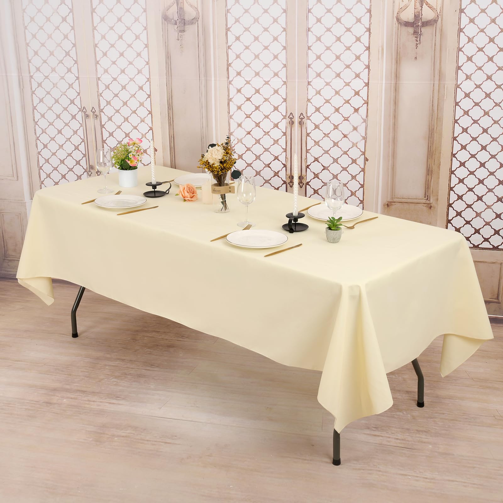 Pesonlook Paquete de 10 manteles de poliéster beige de 60 x 102 pulgadas para mesas rectangulares de 6 pies, mantel lavable para bodas, recepciones, banquetes, fiestas