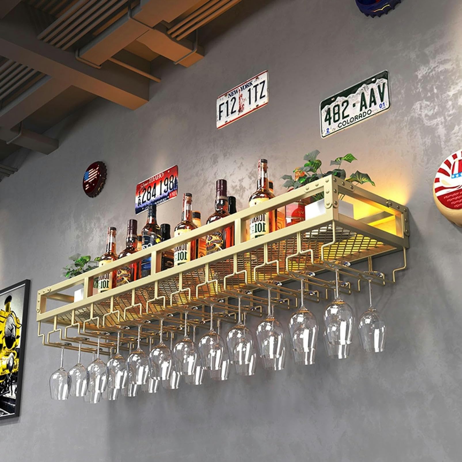 Casier à vin mural en métal doré avec LED pour cuisine et bar moderne