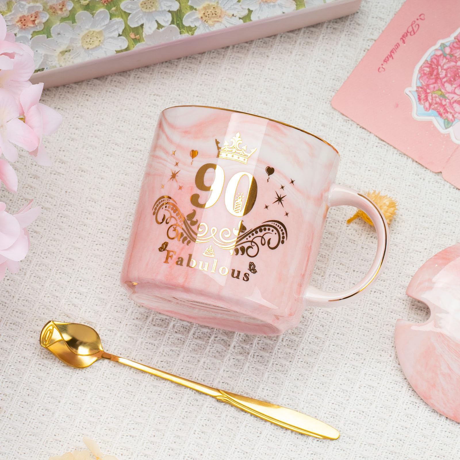 Regali per 90 Anni Tazza, Compleanno 90 Anni Ceramica Marmorizzata Mug 400ml Rosa, Divertenti Regali 90 Ann-i Donna per Mama, Nonna, con Coperchio, Cucchiaio, Scheda, Confezione Rega-lo