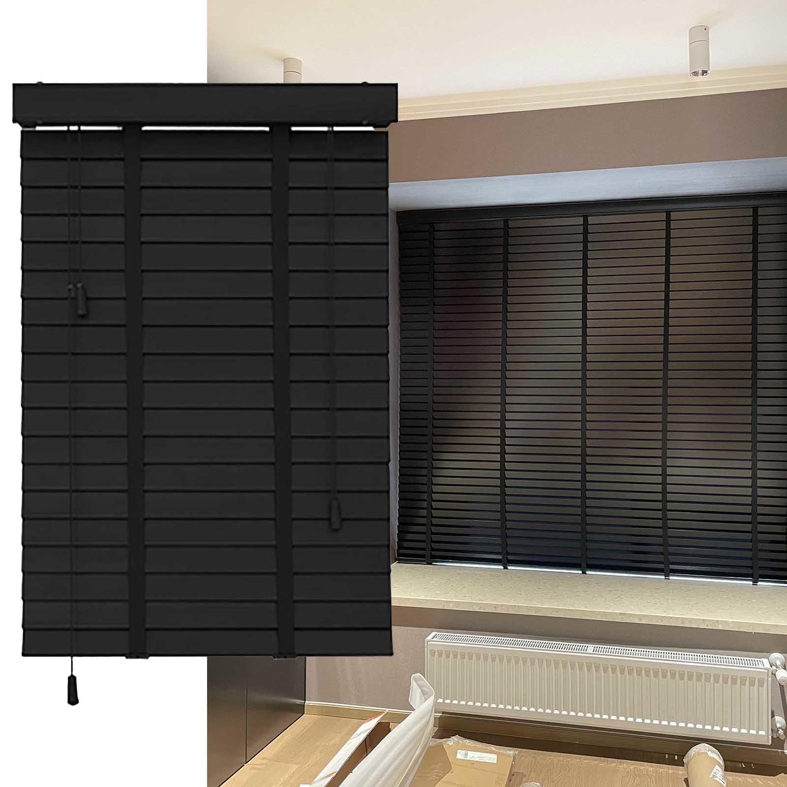 Cortinas de madera transpirables para salones acogedores con ventanas grandes