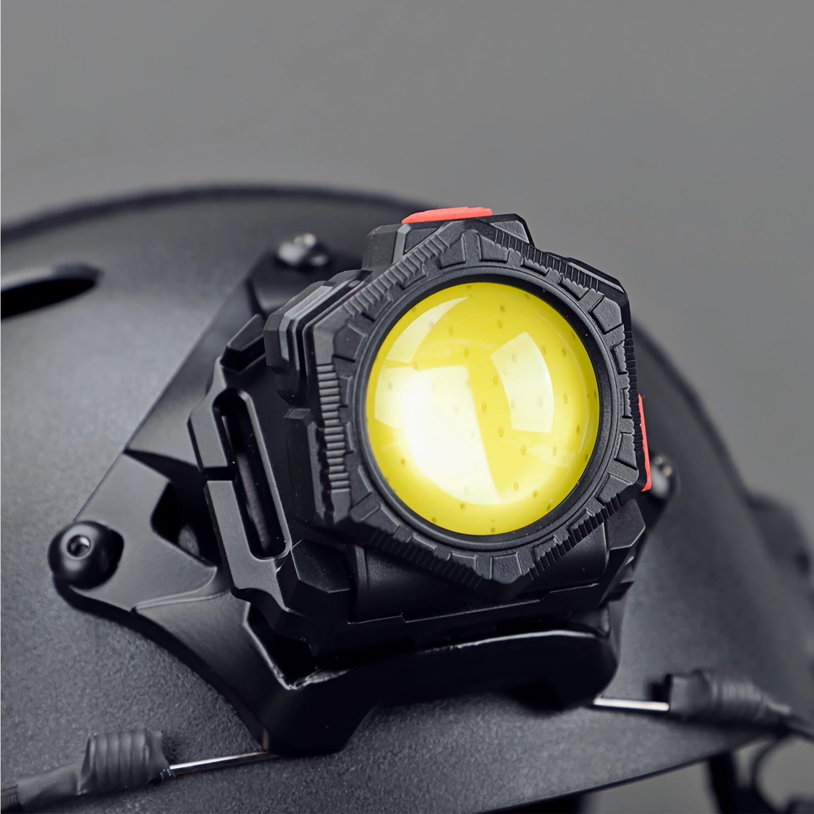 Lampe LED Tactique pour Casque – 500 Lumens, Charge de Type C, 4 Modes, Compatible avec Les Casques MICH, Poids Léger (50 G)
