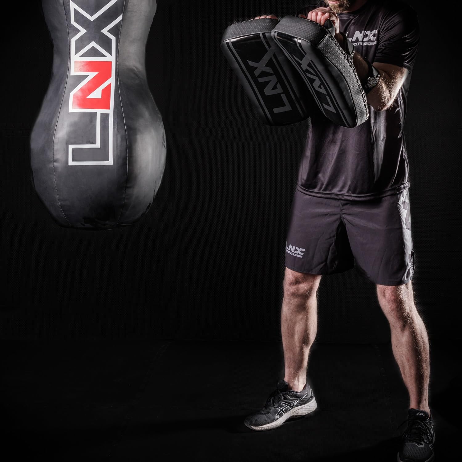 LNX Thai Pads Ultimatte - Paar in matt schwarz original Thai Style für Kickbox Muay Thai Training usw. Schlagpolster Kickpolster Pratze Paar