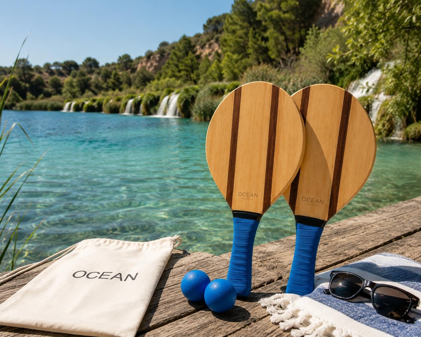 Ocean Pádel Premium-Set aus Holz-Strandschlägern, 2 Frescobol-/Beach-Tennis-Schläger mit 2 Bällen, Tragetasche und 2 Sonnenbrillen, Blauer Griff