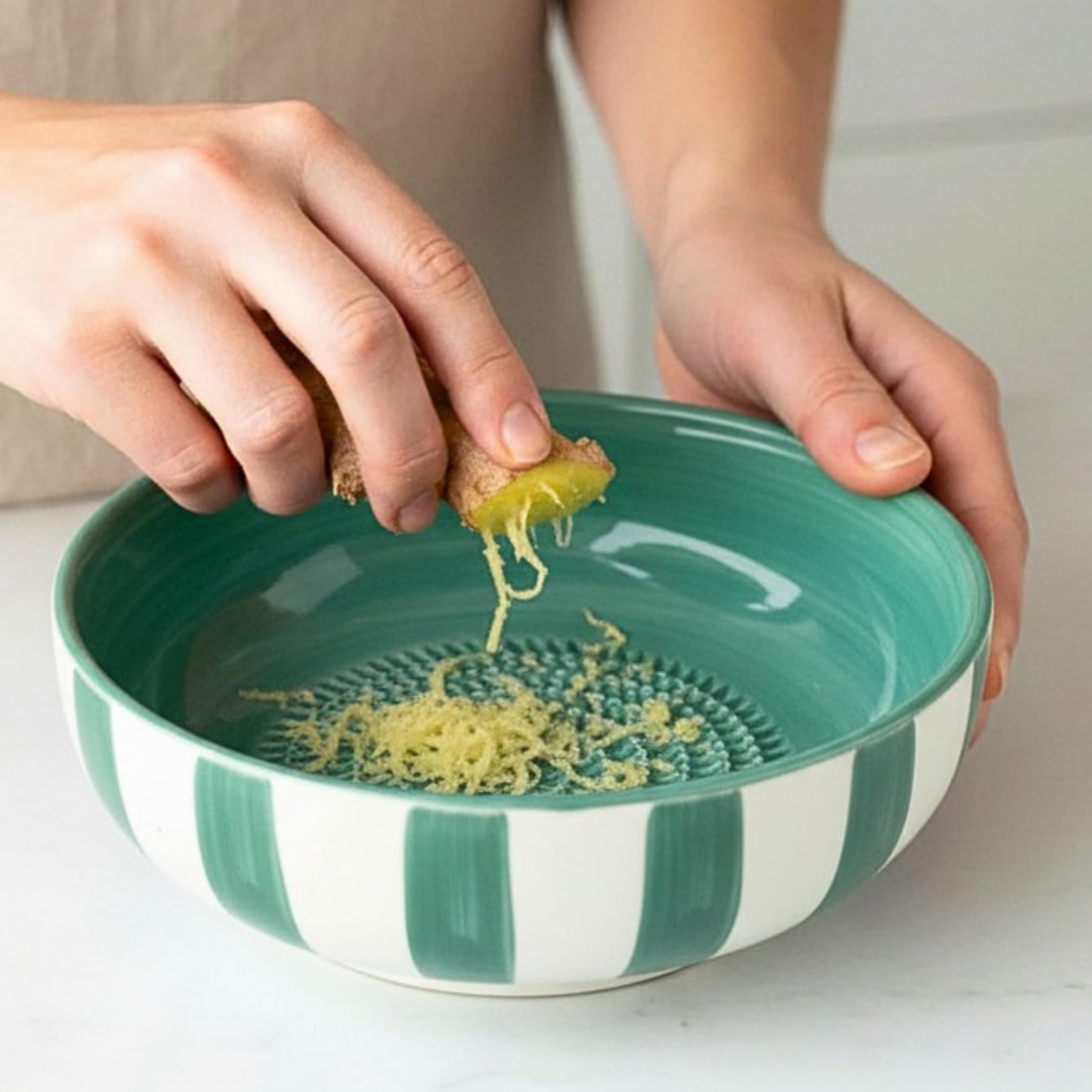 Assiette Rapeuse Ail Grand Model - Râpe en Céramique - Bol à Râper Gingembre, Parmesan et Légumes - Assiette Râpe Cuisine Multifonction - Maxi Format - Fabrication Artisanale (Jade & Blanc, 19cm)