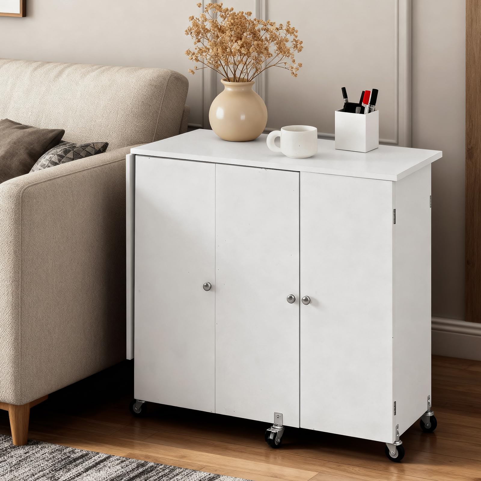 VEVOR Table de couture pliante, table pour machine à coudre polyvalente pour maison, avec design compact, armoire, roulettes, chevilles en bois, plateaux de rangement, étagère, porte magnétique, blanc