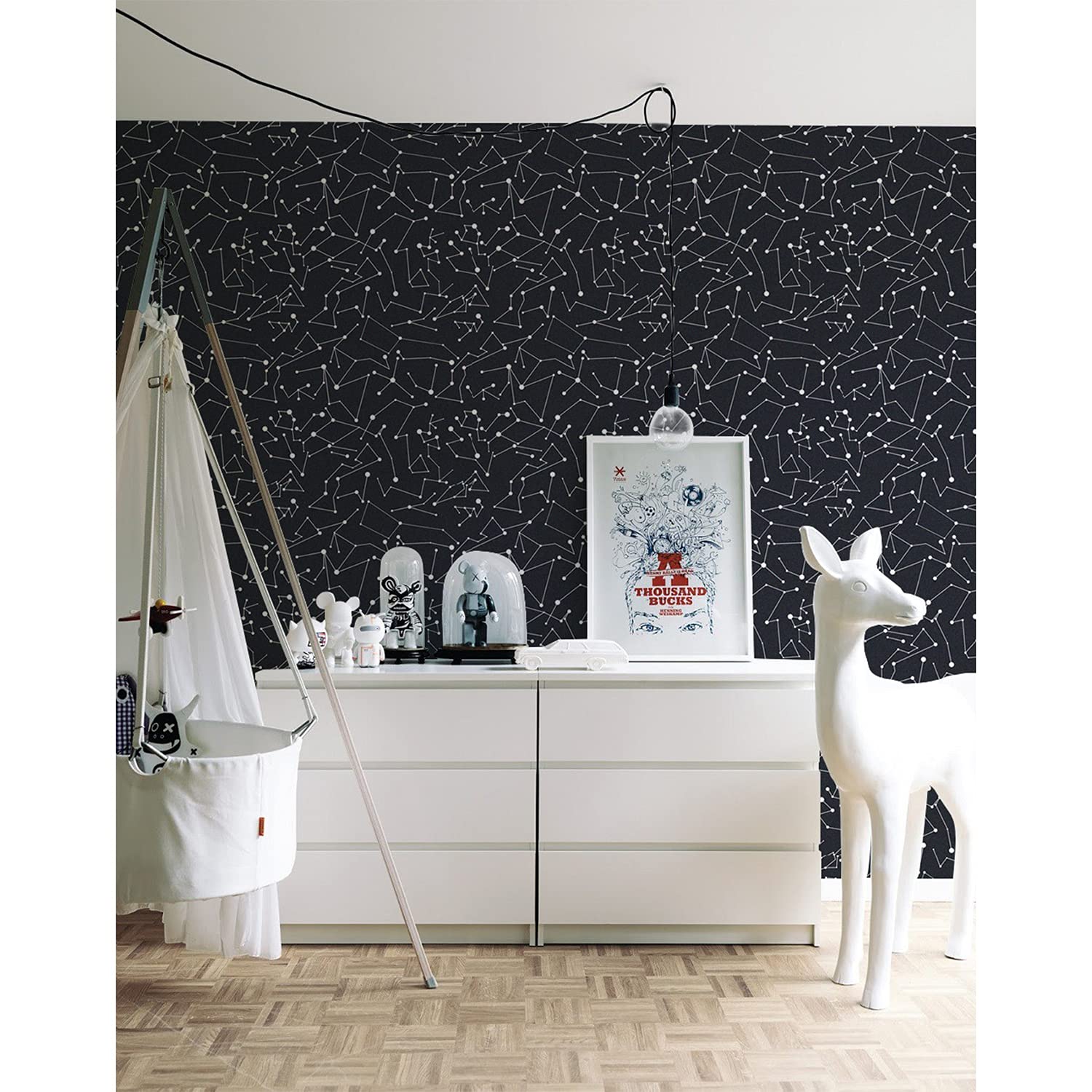 Papier peint constellations galaxy pour masquer les défauts d'un mur de salon