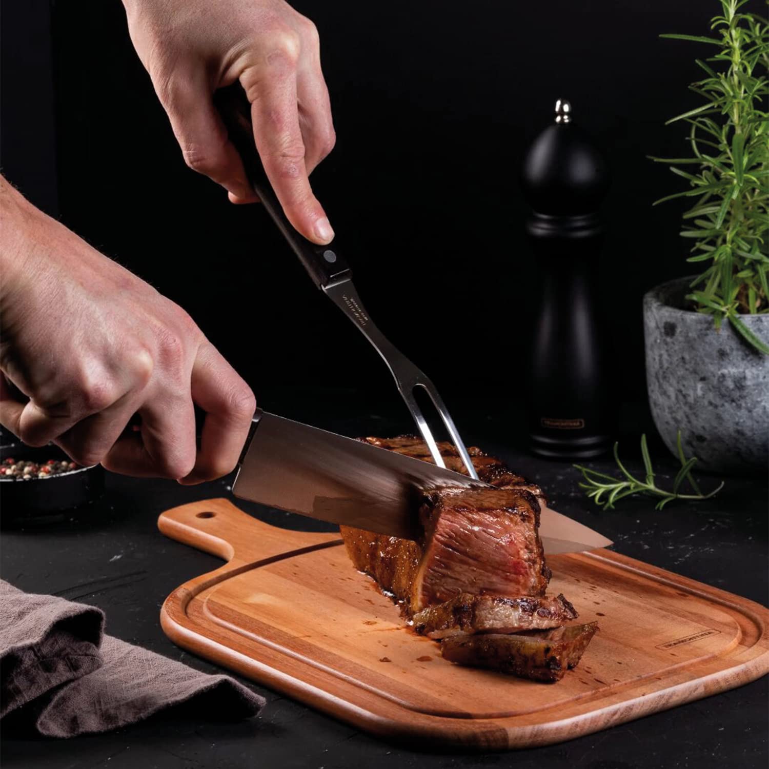Tramontina - Juego de Cubiertos Churrasco, para Carne, en Acero Inoxidable y Mangos de Madera Polywood en Color Castaño, Incluye Tabla, Utensilios con Remaches, 3 Piezas