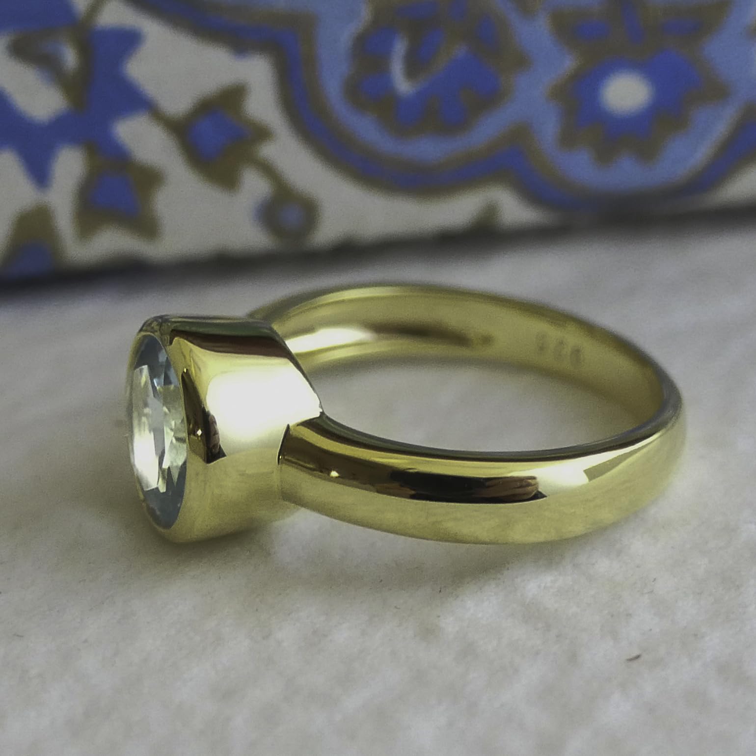 Anillo Redondo De Plata De Ley Con Baño De Oro Y Topacio Azul