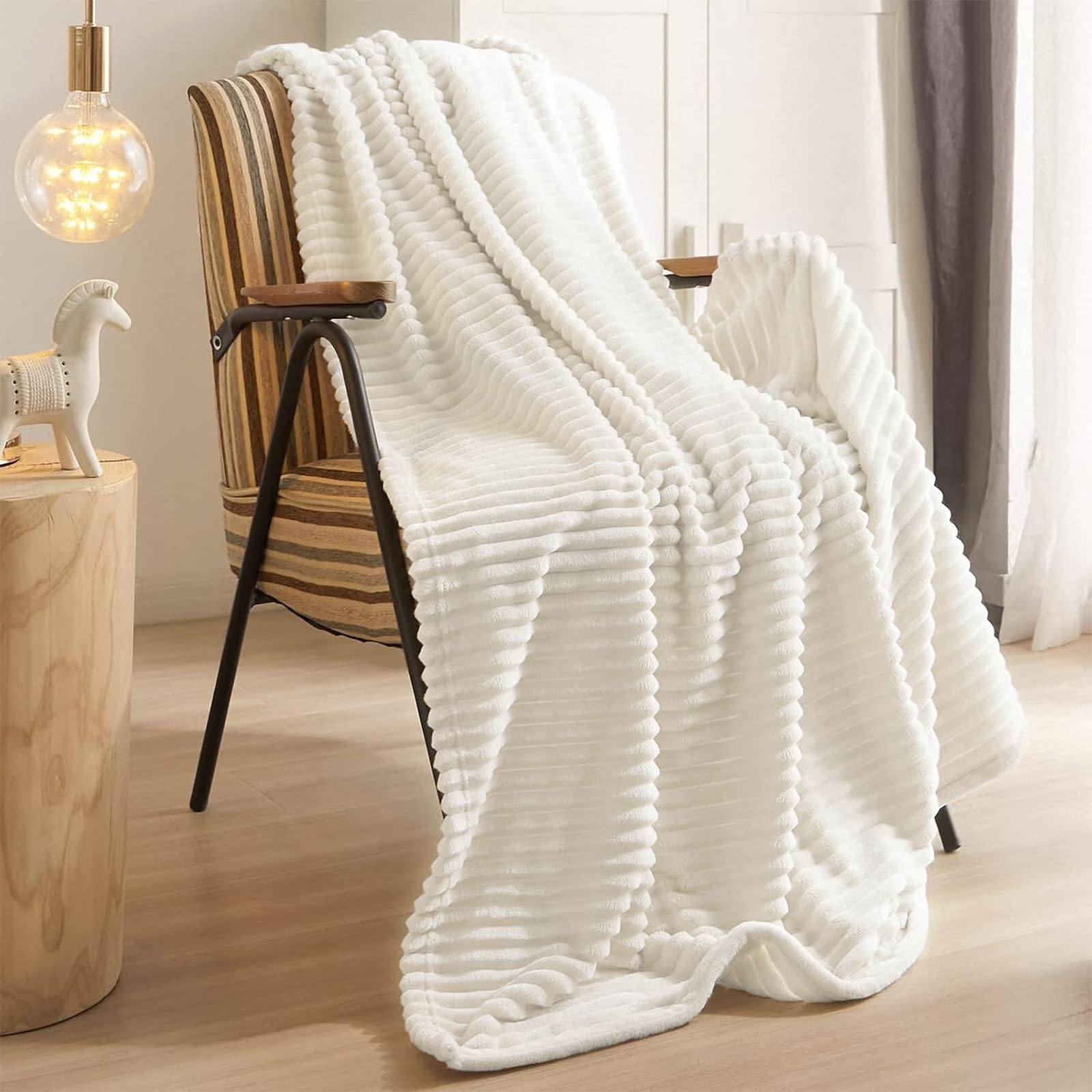 Premium Flanell Kuscheldecke weiß 200x230cm Waschmaschinenfest kuschelig weich und warm Wohndecke, Fleecedecke für Couch, Wohndecke flauschig als Sofadecke Couchdecke…