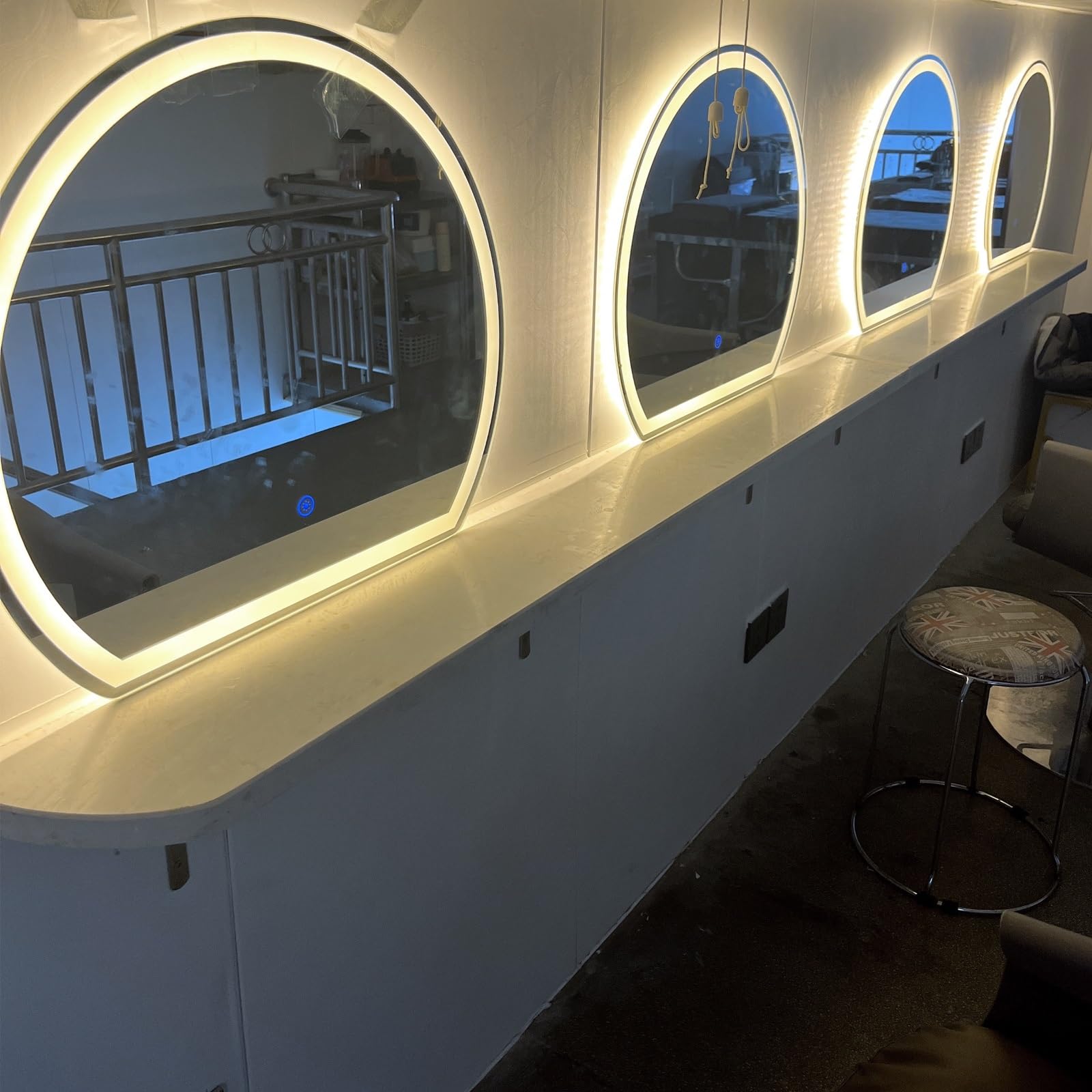 Lustro łazienkowe z podświetleniem LED, przeciwmgielne, 70 cm, półokrągłe lusterko do makijażu z regulowanym światłem w 3 kolorach, idealne do nowoczesnego wystroju i codziennego użytku