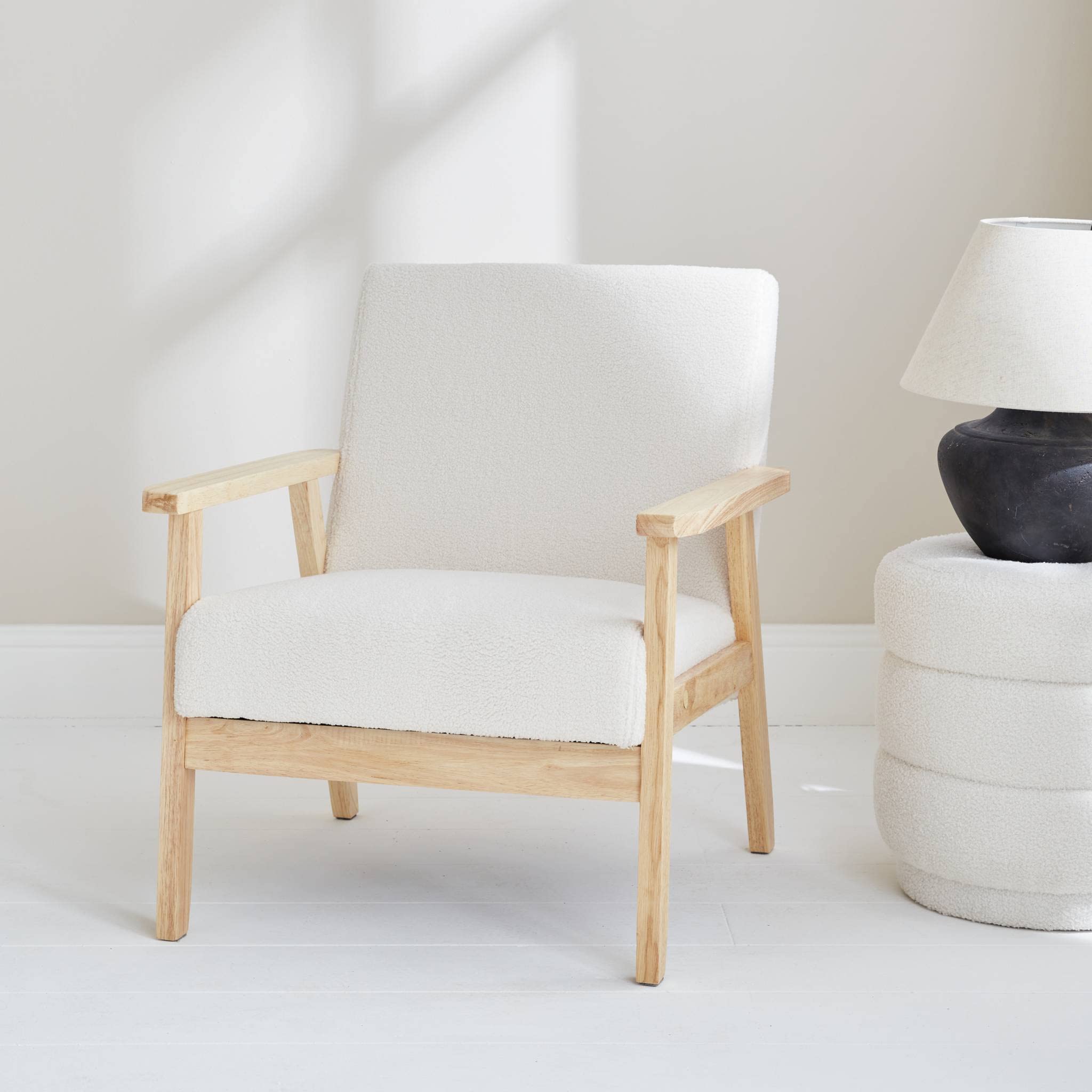Alice's Home - Fauteuil scandinave en Bois et Tissu Bouclette. Isak. L 64 x P 69.5 x H 73cm