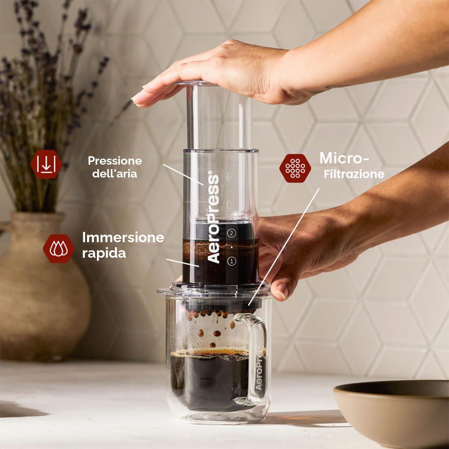 AeroPress Clear Coffee Press, French Press tutto in uno, macchina da caffè manuale stile espresso e pour-over, preparazione in 2 minuti, piccola macchina portatile da viaggio e campeggio