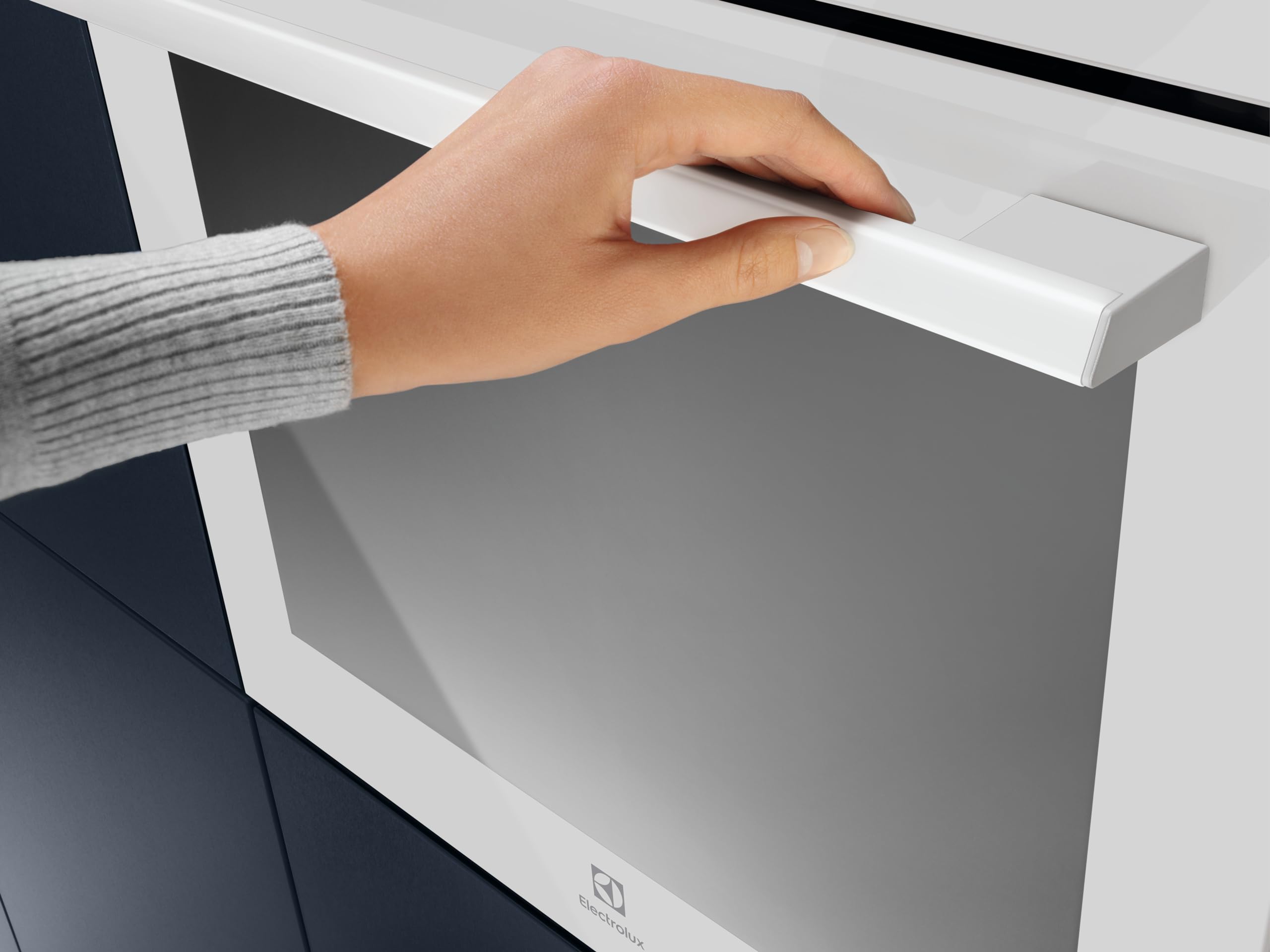 Electrolux OEF5H50V Forno Elettrico Multifunzione, Funzione Grill, Serie 600, 9 Funzioni, Cottura multilivello, Pulizia AquaClean, Ventilatore XXL, 72 L di Capacità, Bianco, Classe A