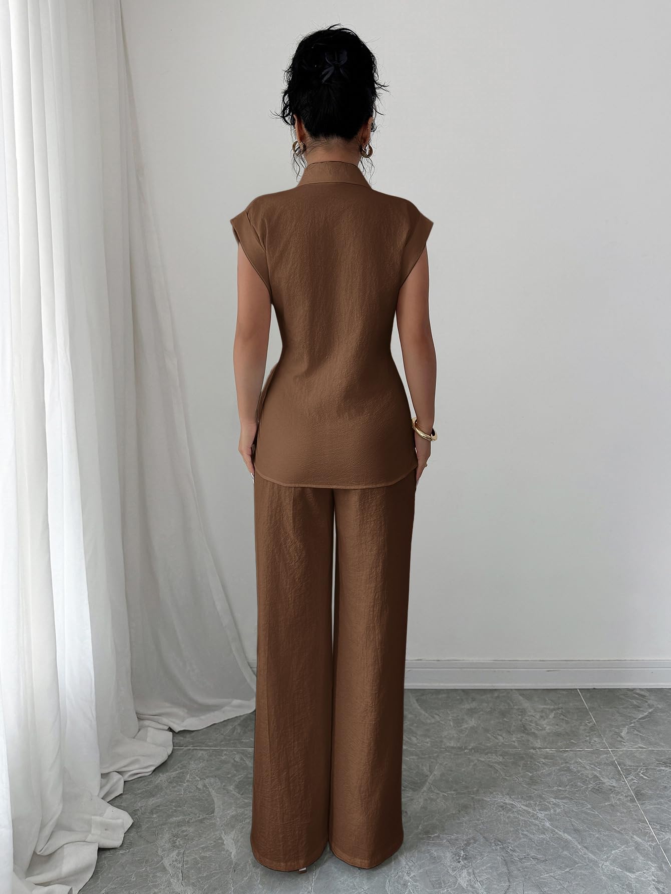 Completo da Donna In Due Pezzi Di Cotone, Composto da Camicia A Maniche Corte con Cintura In Vita E Pantaloni A Gamba Larga A Vita Alta. Set Elegante E Casual Estivo, Perfetto per L'Uffici