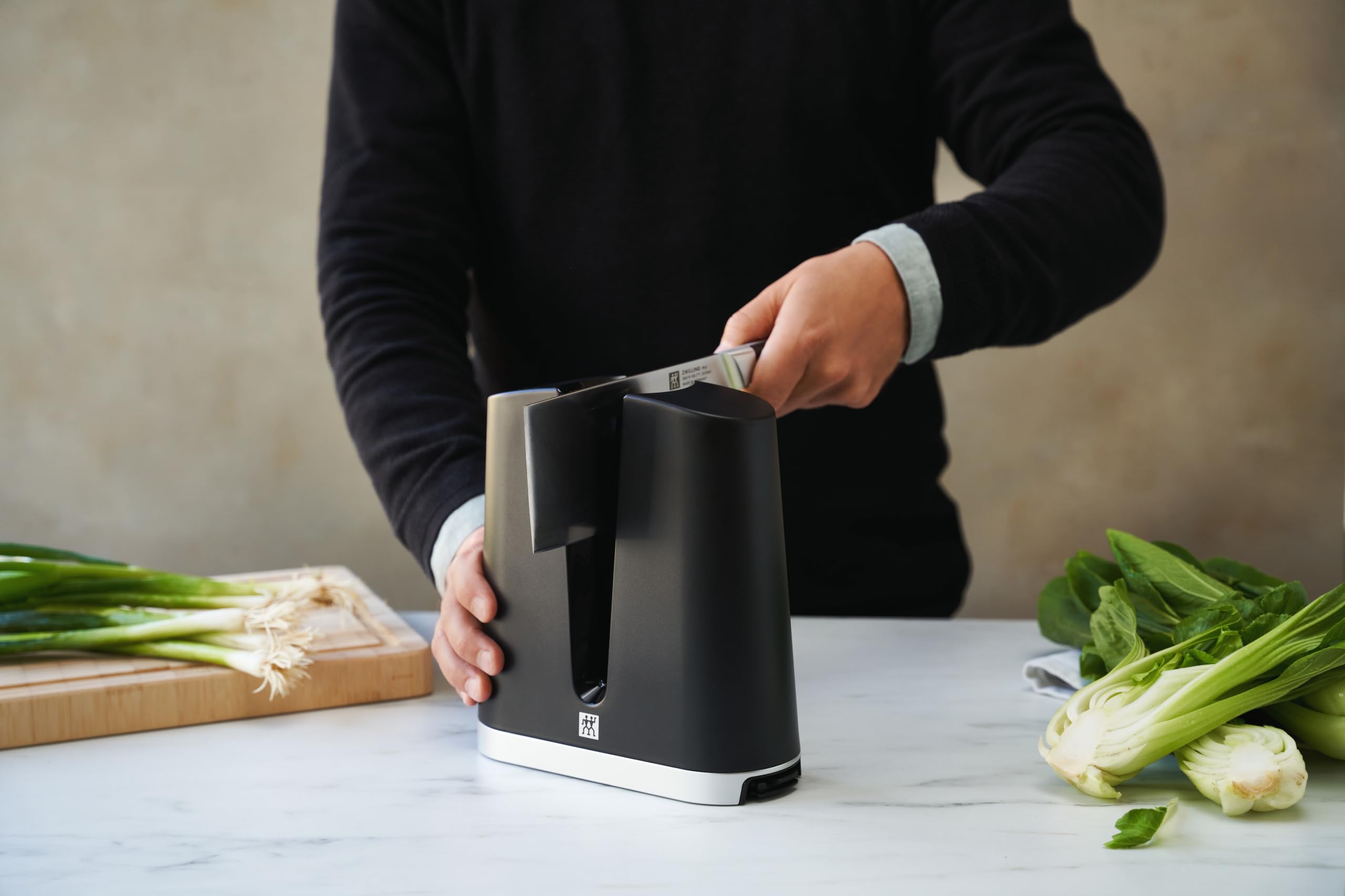 ZWILLING V-Edge afilador de cuchillos con piedras cerámicas, apto para cuchillos europeos y japoneses, negro