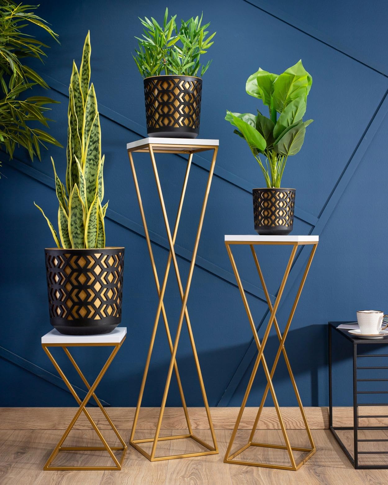 Support pour plantes en métal de 100 cm de haut - Support de fleurs stable et solide avec plateau en MDF blanc sur support doré - Support pour fleurs à décorer les intérieurs