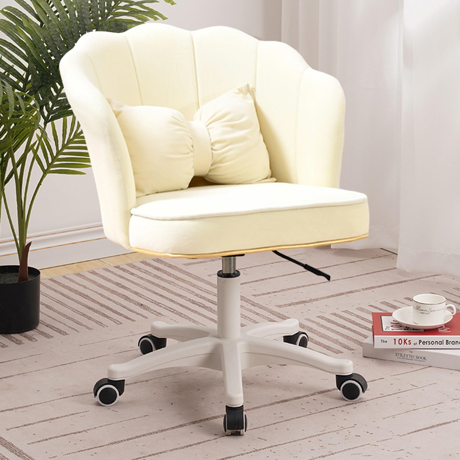 Chaise de bureau beige réglable en hauteur et pivotante en similicuir