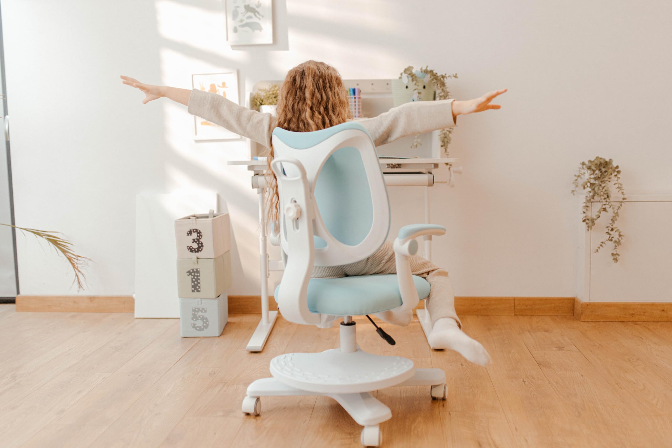 MARK ADLER Schreibtischstuhl Kinder ab 6 Jahren Junior 4.6 – Ergonomischer Kinderstuhl mit Fußstütze – Drehstuhl Höhenverstellbar – Verstellbare Rückenlehne & Klappbare Armlehnen – Rosa