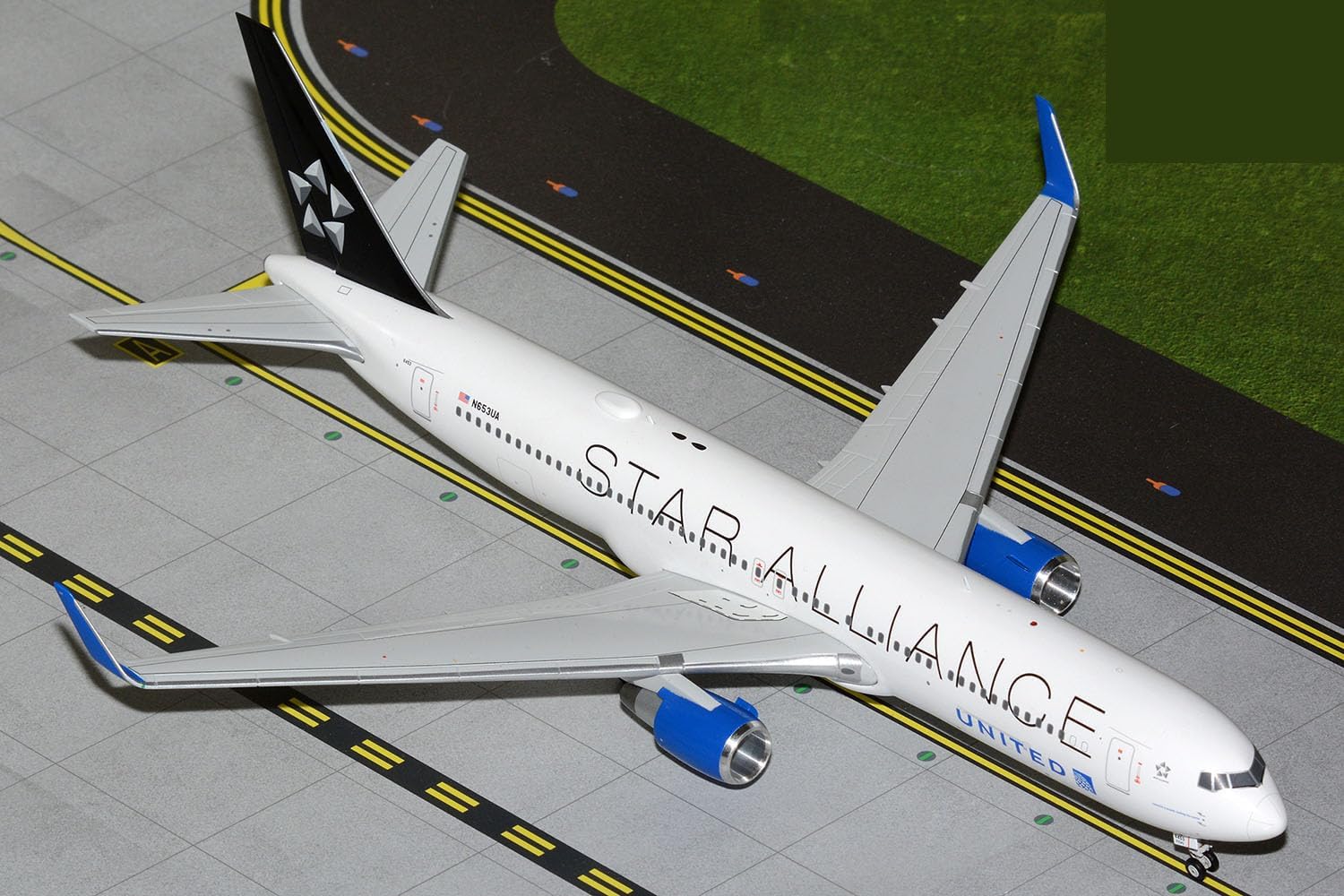 GeminiJets G2UAL1379 United Airlines Boeing 767-300ER Star Alliance N653UA; Scale 1:200
