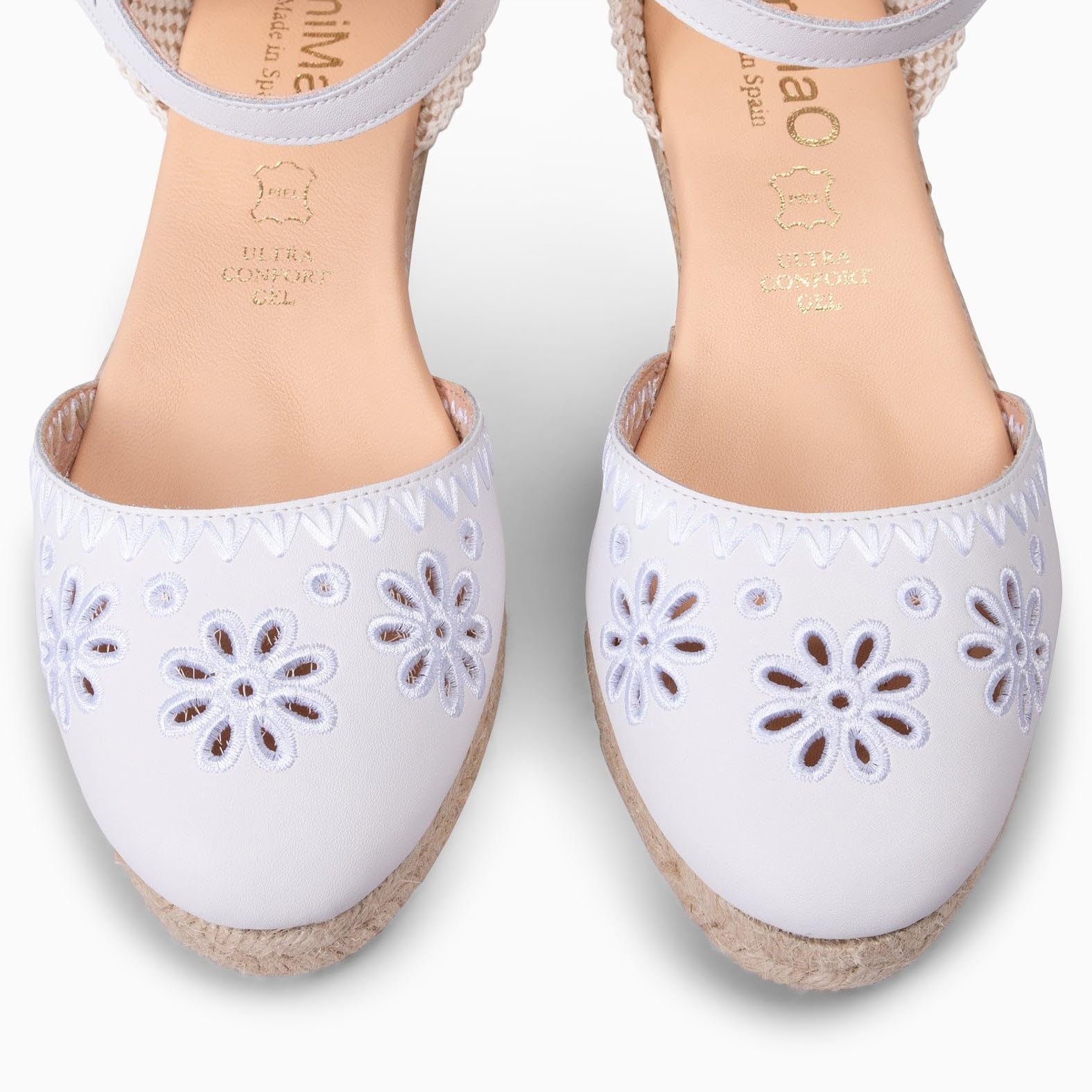 miMaO. Sandalia elegante de esparto de piel con grabado y cuña baja. Artesanía Española
