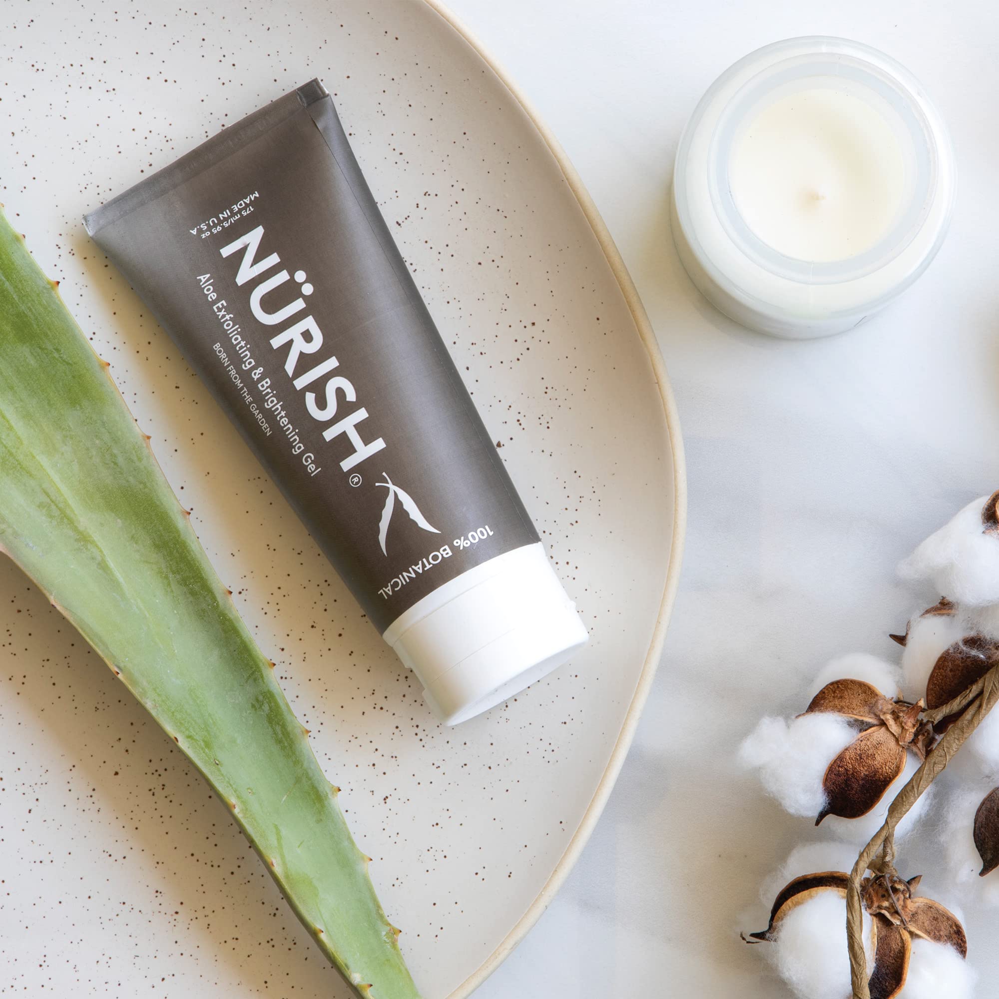 NURISH Aloe peeling żelowy, w 100% naturalny i wegański. Peeling i oczyszcza skórę bez agresywnych środków chemicznych, kwasów lub środków ściernych.