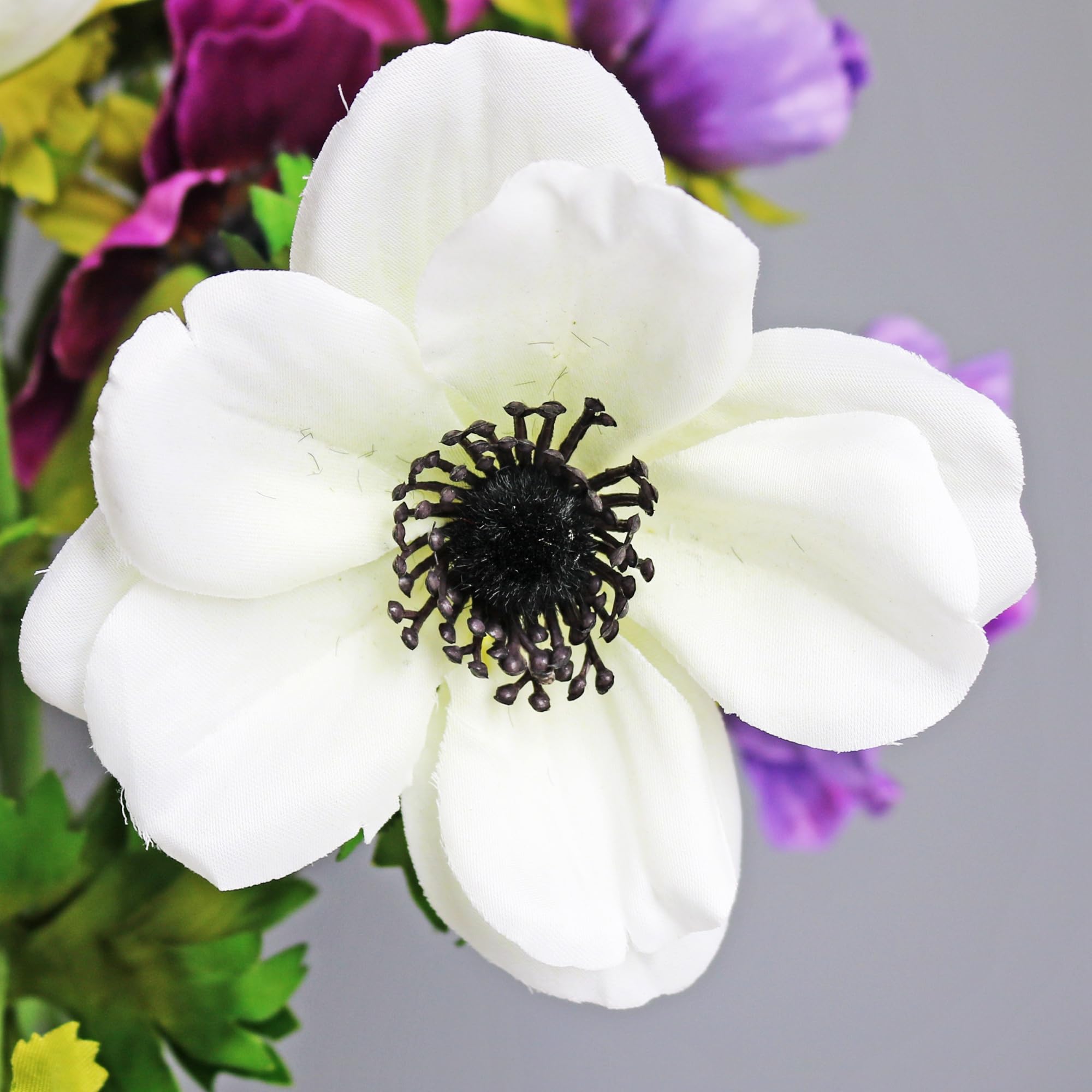 Htmeing 10 cespugli di fiori artificiali a fiore pieno di anemone con fogliame verde per la festa della mamma o decorazione per casa, ristorante, ufficio e matrimonio (bianco)