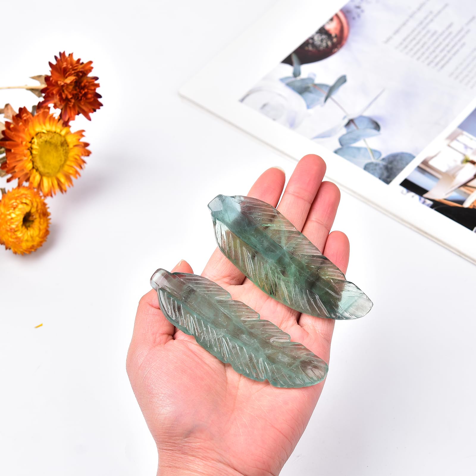 JIC Gem Lot de 2 cristaux de fluorite verts décoratifs sculptés à la main en forme de plume - Pierre précieuse de quartz vert - Décoration d'intérieur - Reiki - Équilibre énergétique