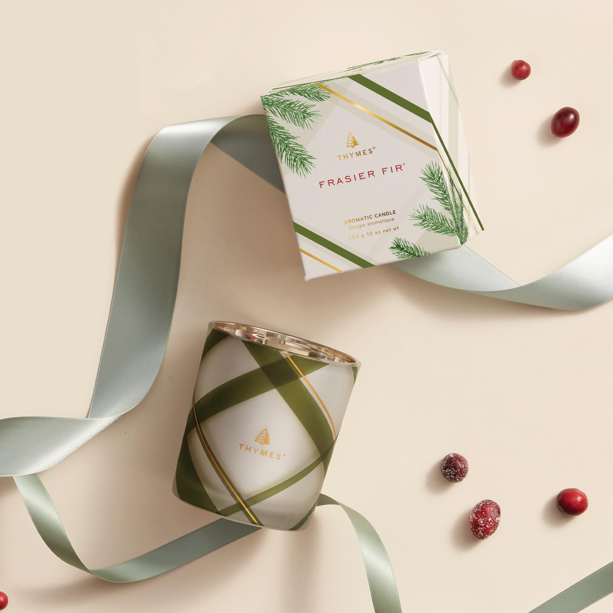 Thymes Frasier Tannenkerze – Frosted Plaid Collection – Grünes & Weißes Glasglas Design – Duftkerzen für Heimdekoration – Noten von knackiger sibirischer Tanne, Zedernholz und Sandelholz (Medium, 284